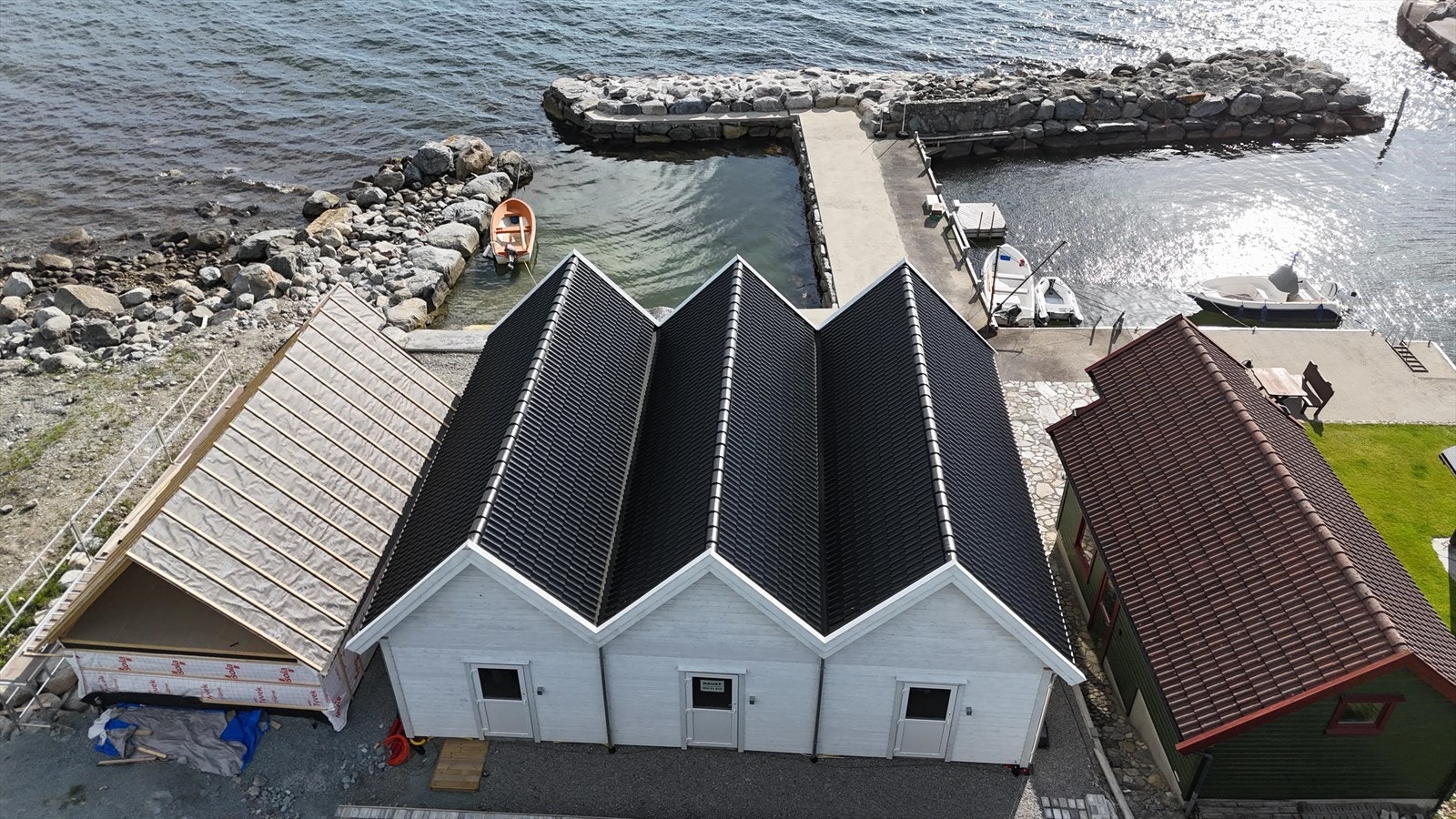 Fellesarealer er meget pent opparbeidet med stor treplatting like utenfor naustene, samt støpt brygge med molo i naturstein. Galleribilde