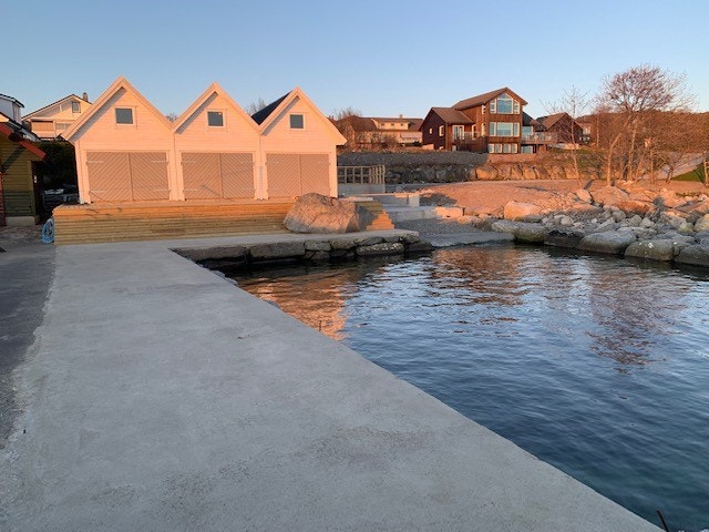 Ved siden av naustene er det regulert til friområde, og det er også kort gange bort til den offentlige badestranden i Strandastøa som er meget populær for både store og små med flotte fellesområder. Galleribilde