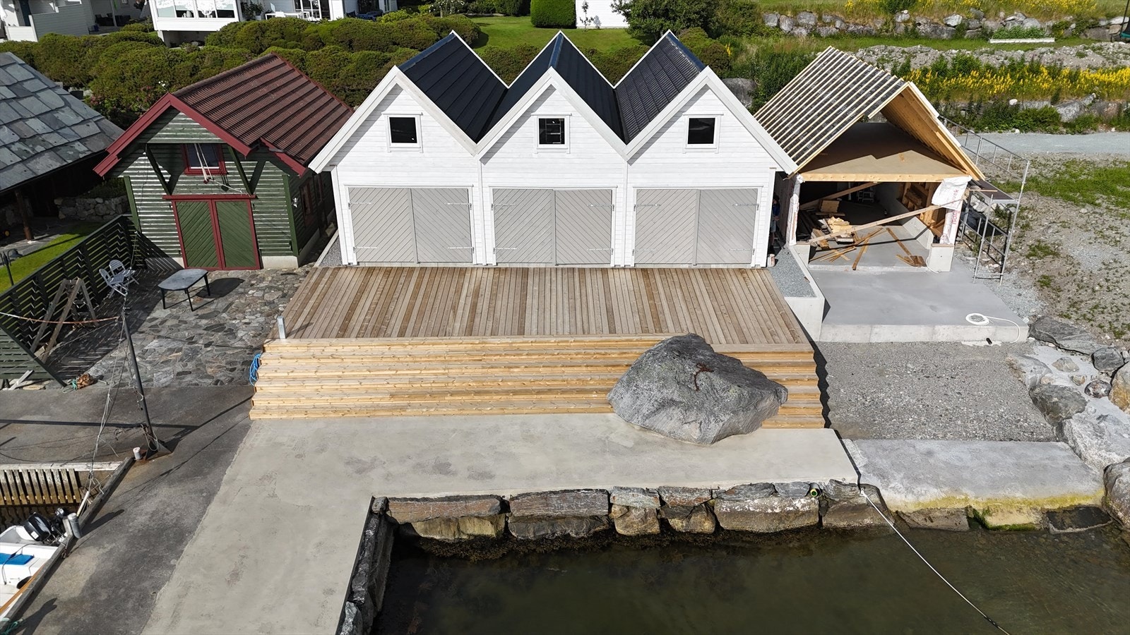 Naustene er helt nyoppførte og kan leveres enten som råbygg slik det står eller ferdig innredet. Galleribilde