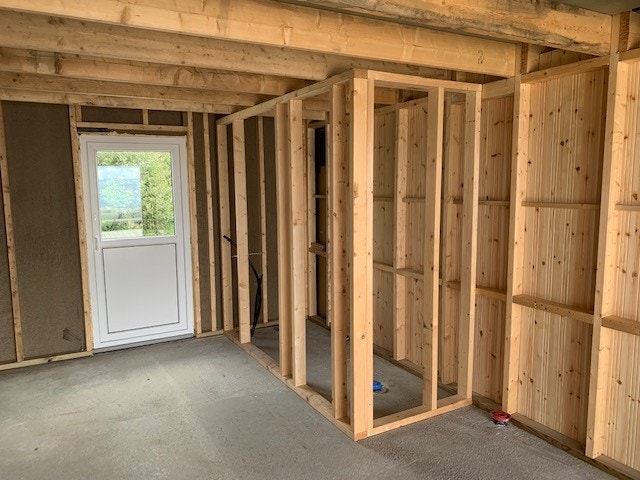 Vann, avløp, strøm og fiber er klart så her har man alle fasiliteter og mulighet for innredning etter eget ønske. Galleribilde