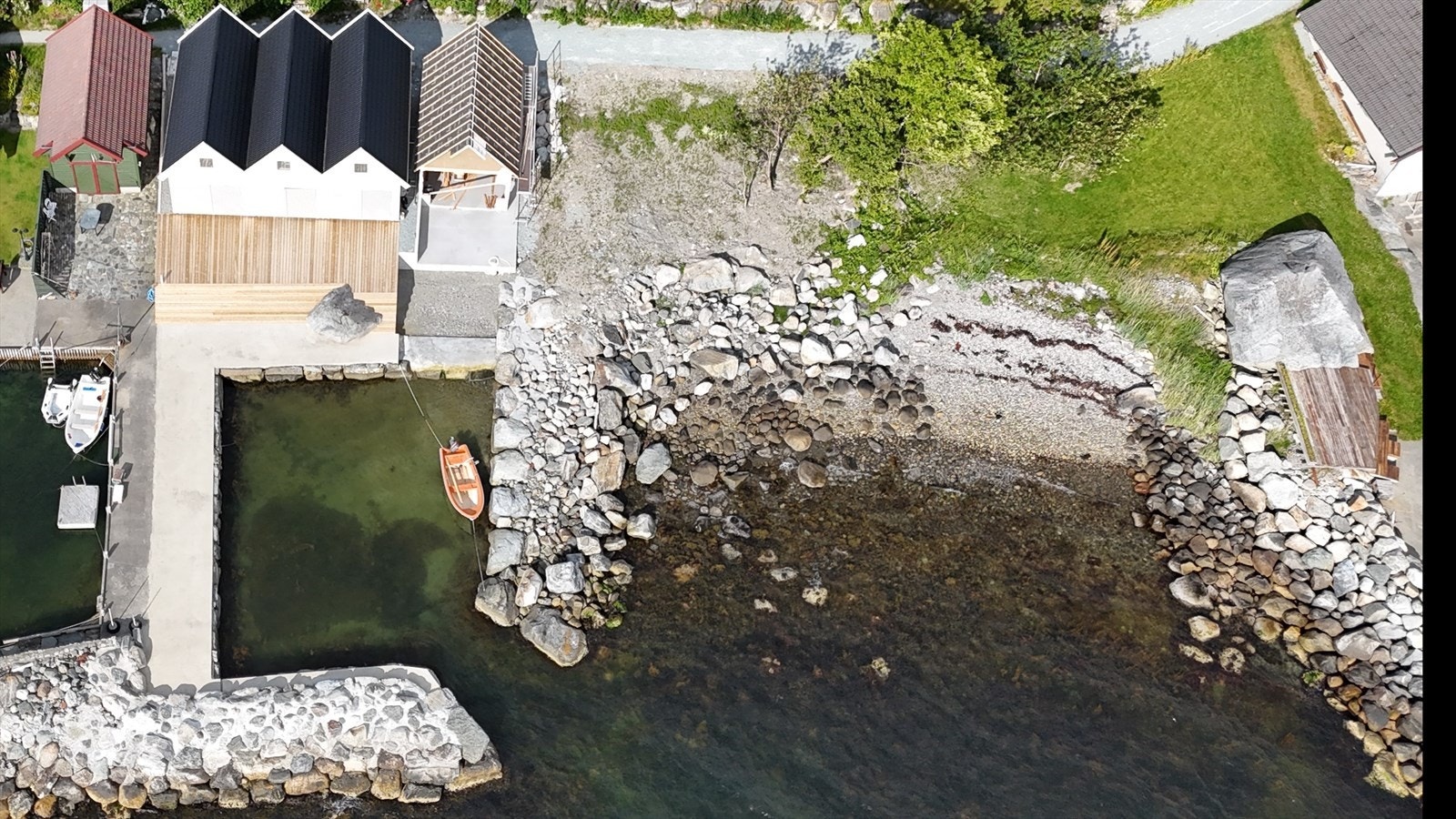 Naustene har en flott beliggenhet i attraktivt område på Håbakk, et populært boligområde på Tau. Galleribilde