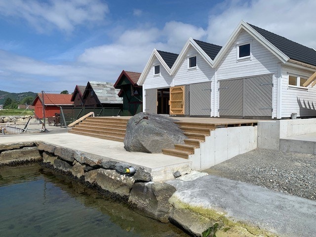 Naustene ligger i et maritimt miljø og det er et yrende sjøliv omtrent hele året. Galleribilde