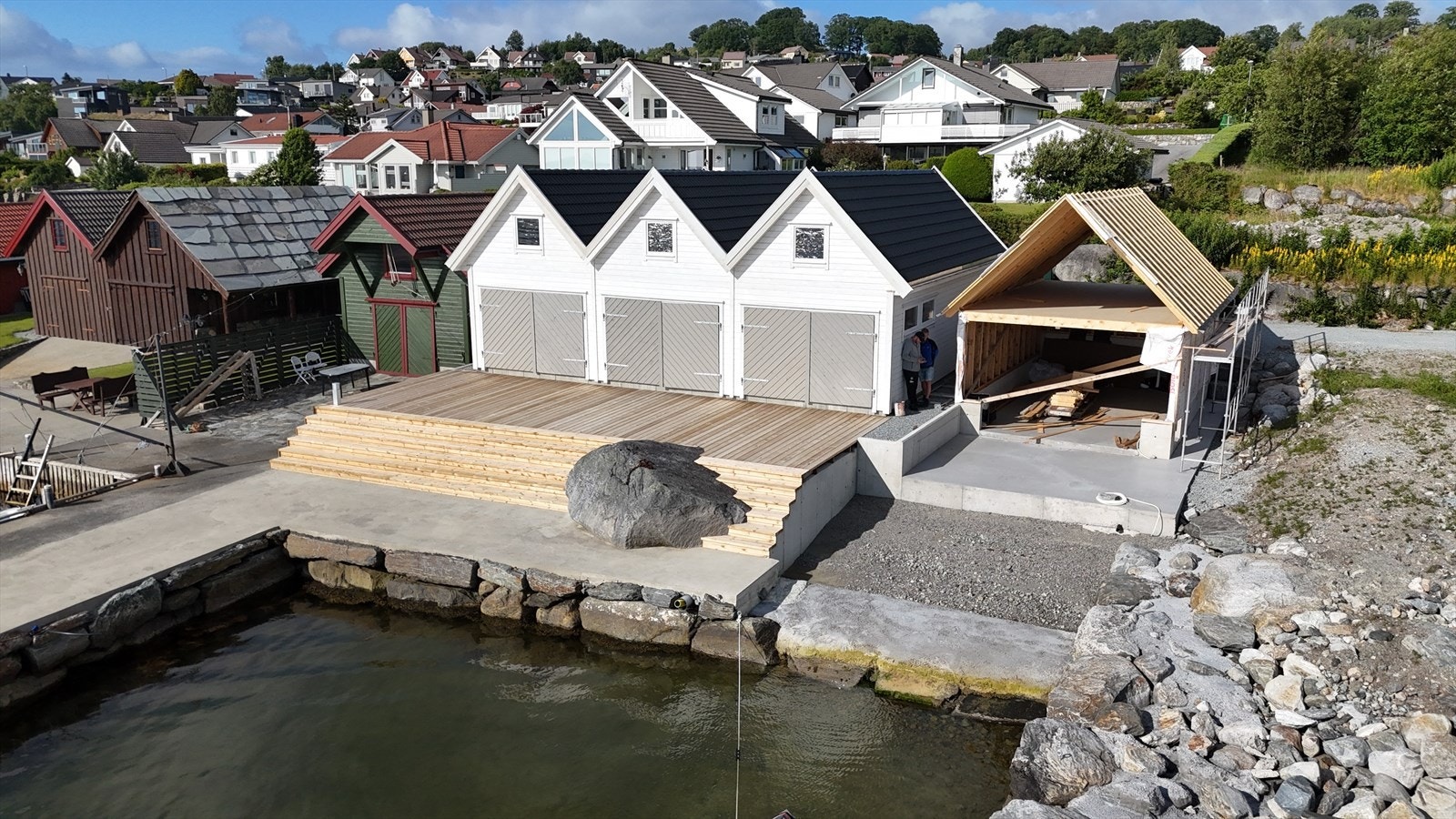 Naustene har et flott opparbeidet uteområdet med kjekk og solrik platting. Galleribilde