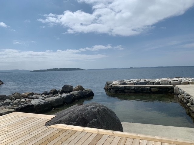 Molo med god plass - her får hvert naust 1 tilhørende båtplass ( opptil 20 fots båt) og 1-2 gjesteplasser på deling. Galleribilde