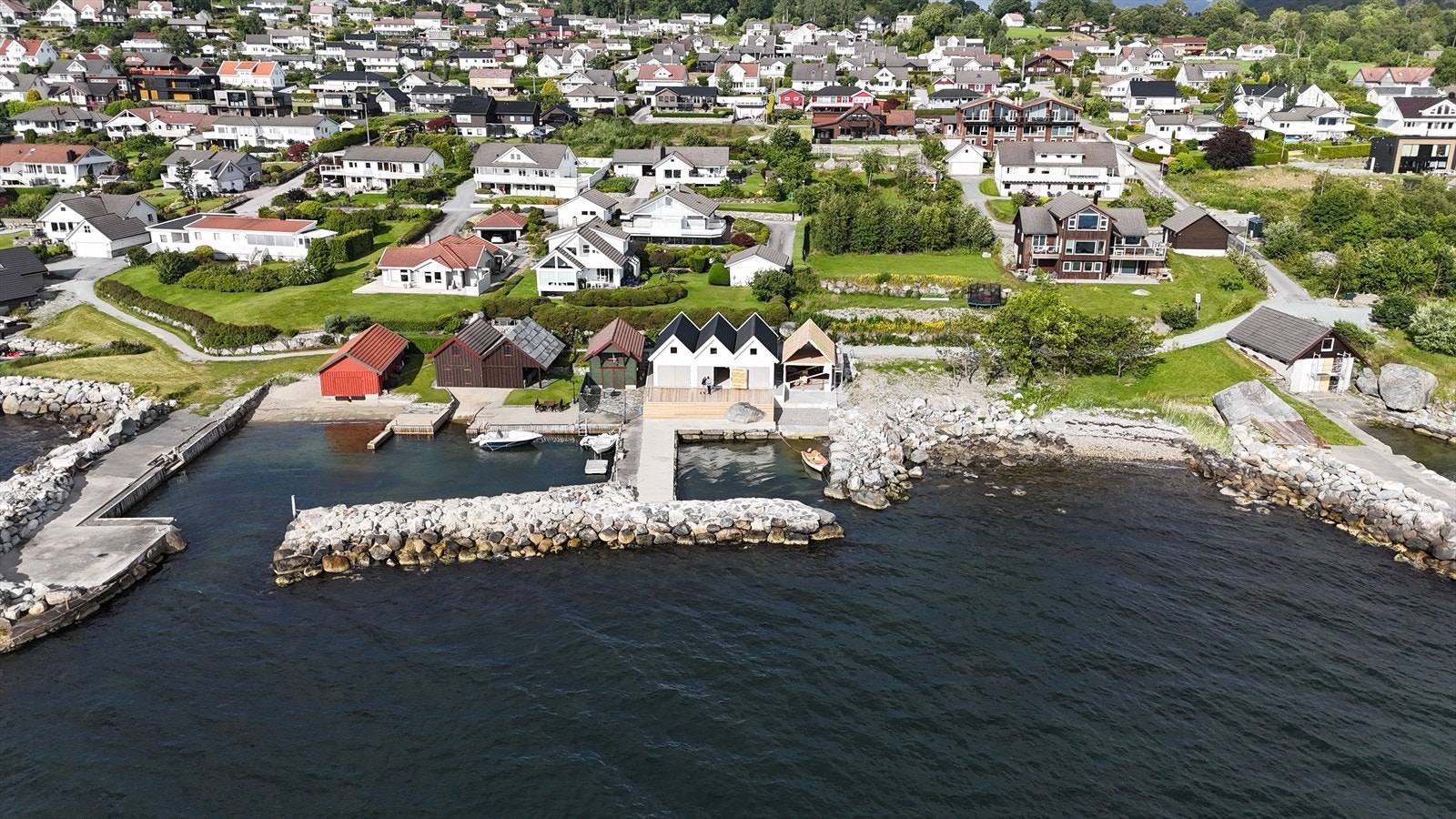 Like bakenfor naustene har man den populære turstien "hjerterunden" som strekker seg langs hele sjølinjen fra båthavna i Tau sentrum og helt ut til Solbakk/Ryfast, så her har man fine turområder bokstavelig talt like utenfor døra. Galleribilde