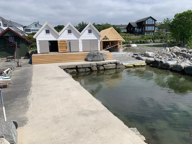 Naustene er nyoppført i 2024 og kan leveres helt eller delvis innredet etter nærmere avtale. Her er det mulighet for å ha f.eks både vedovn, dusj, takvindu m.m.. Galleribilde