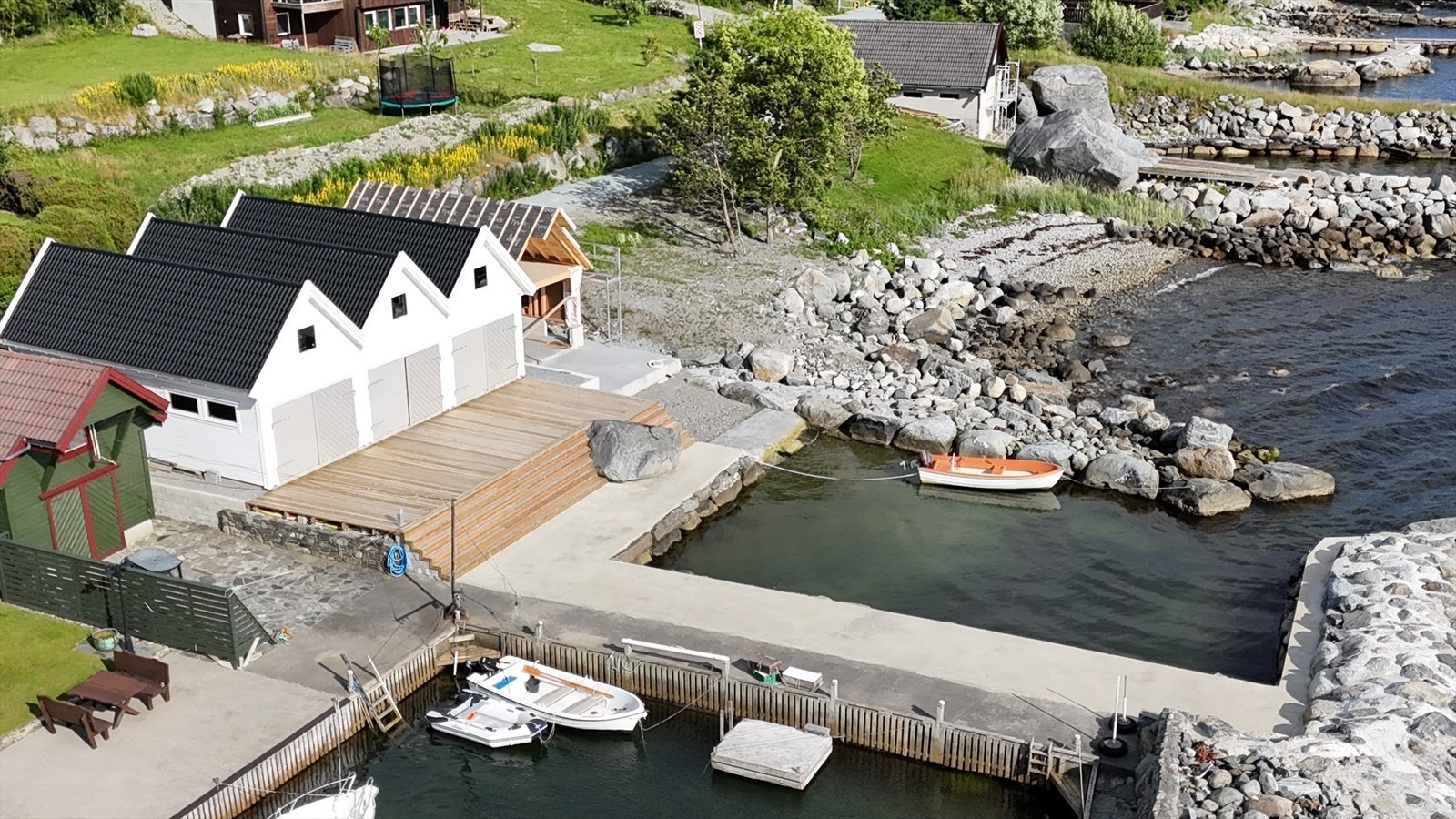 Naustene ligger i et attraktivt område og har alle fasiliteter Galleribilde