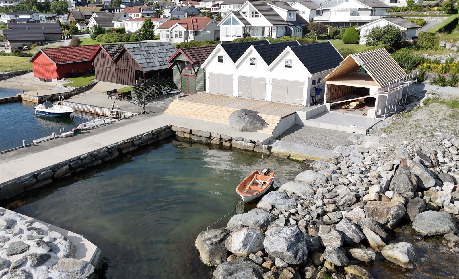 Vi har nå fått for salg 3 nyoppførte naust i rekke i et populært område på Håbakk, Tau, med flott molo og brygge. Galleribilde