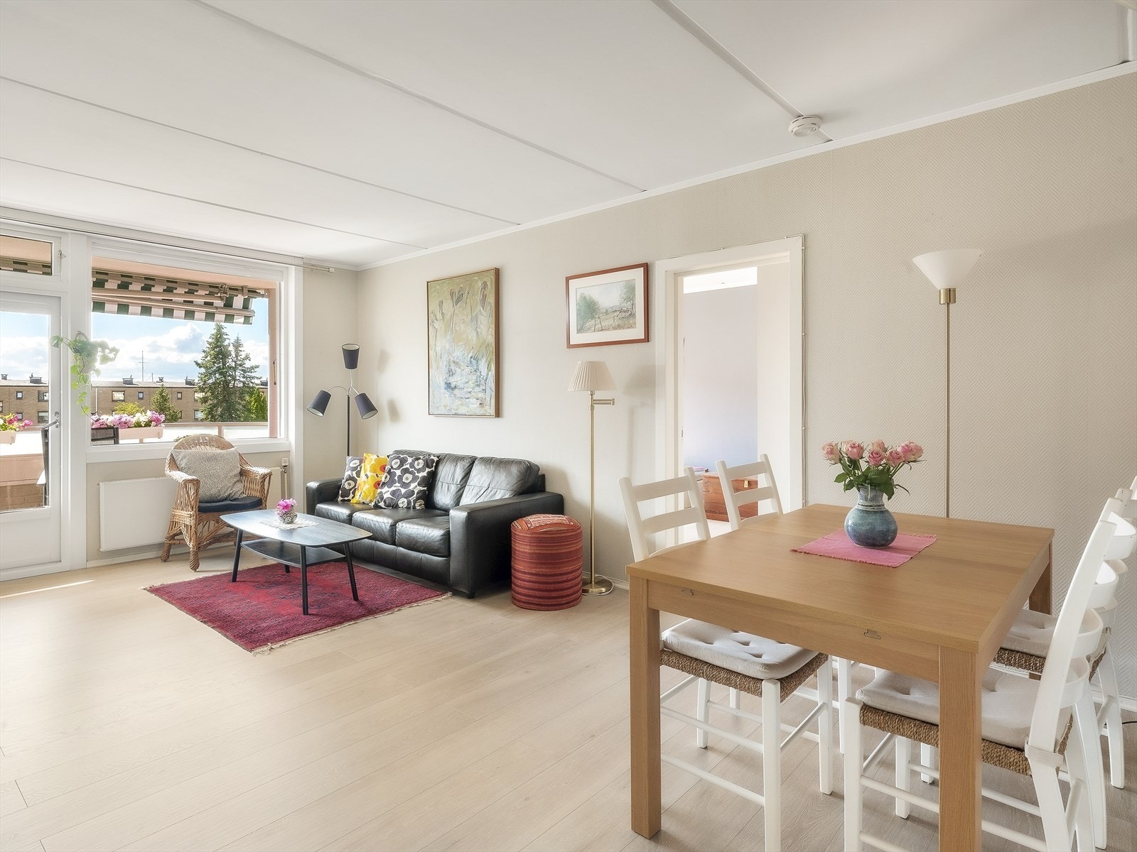 I stuen er det god plass til både sofagruppe og spisebord. Galleribilde