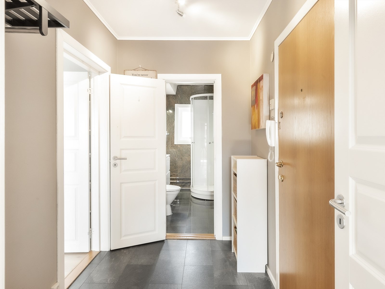 Romslig inngangsparti med callinganlegg. Galleribilde