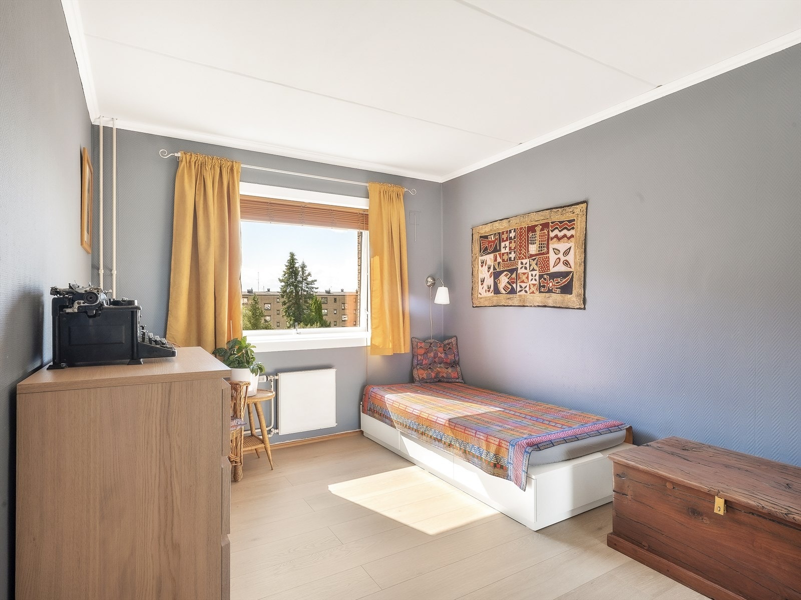 Romslig soverom med god plass til dobbeltseng. Galleribilde