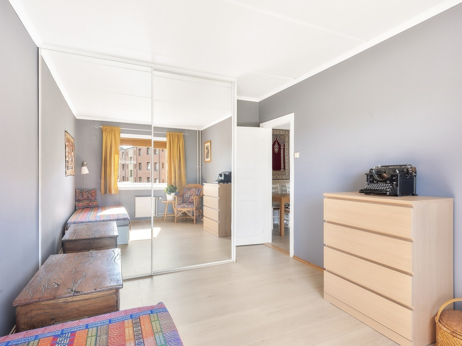 Rikelig med oppbevaringsplass i skyvedørsgarderobe. Galleribilde
