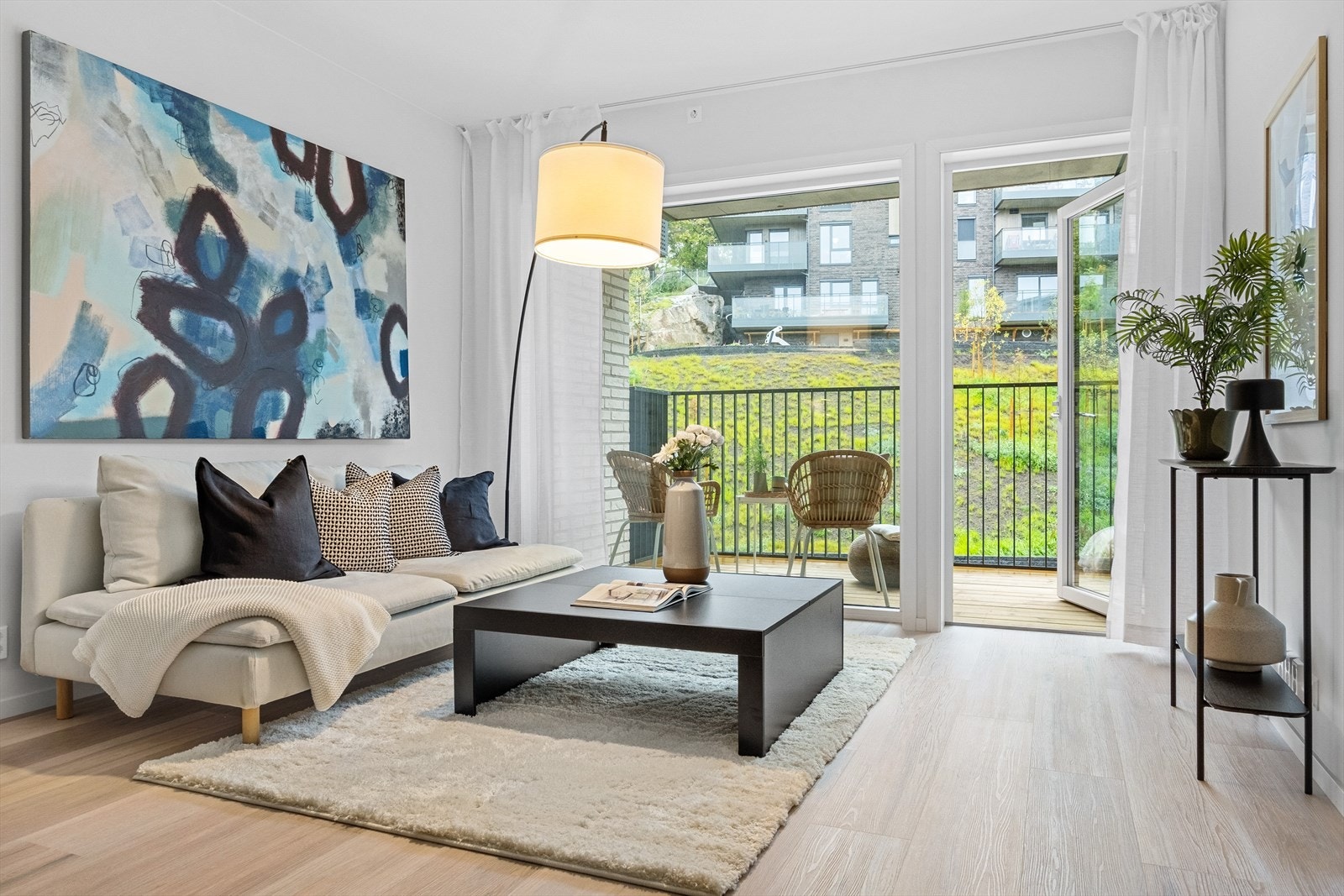 Stue med utgang til meget romslig balkong på ca. 11,5 kvm Galleribilde