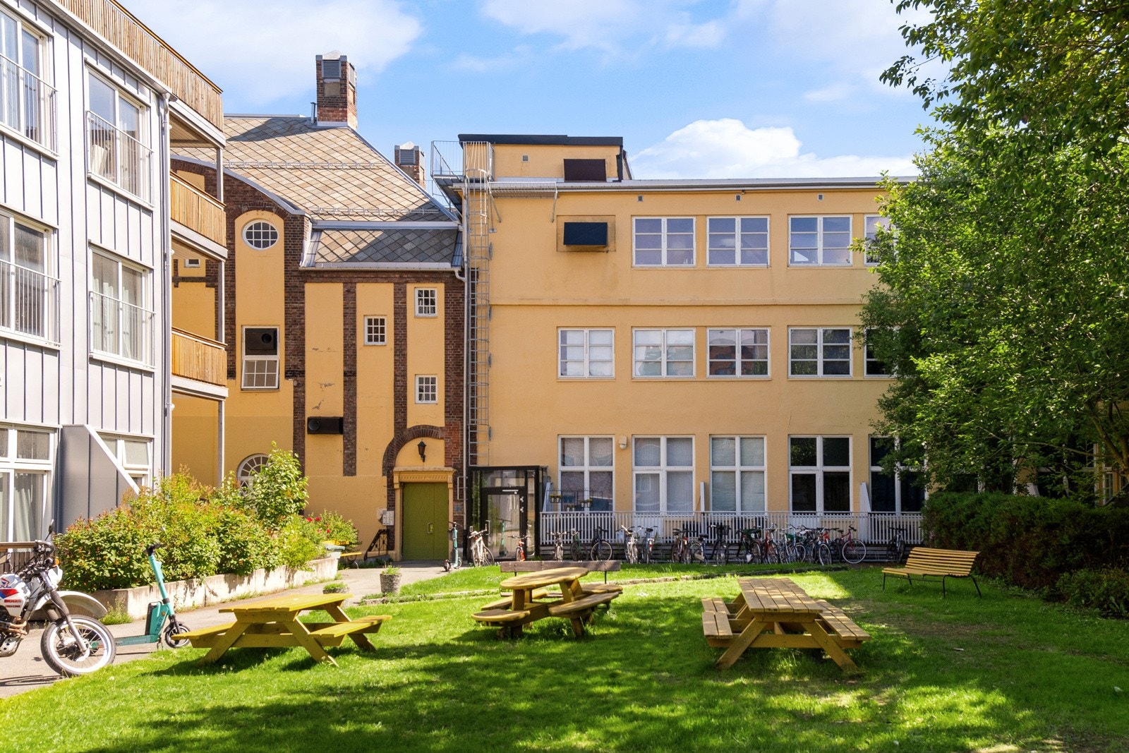 Bygget er opprinnelig en fabrikk fra 1906, men ble i 2006 omgjort til leiligheter. Trivelig bakgård med sitteplasser. Her kan du nyte solen i lune omgivelser. Galleribilde