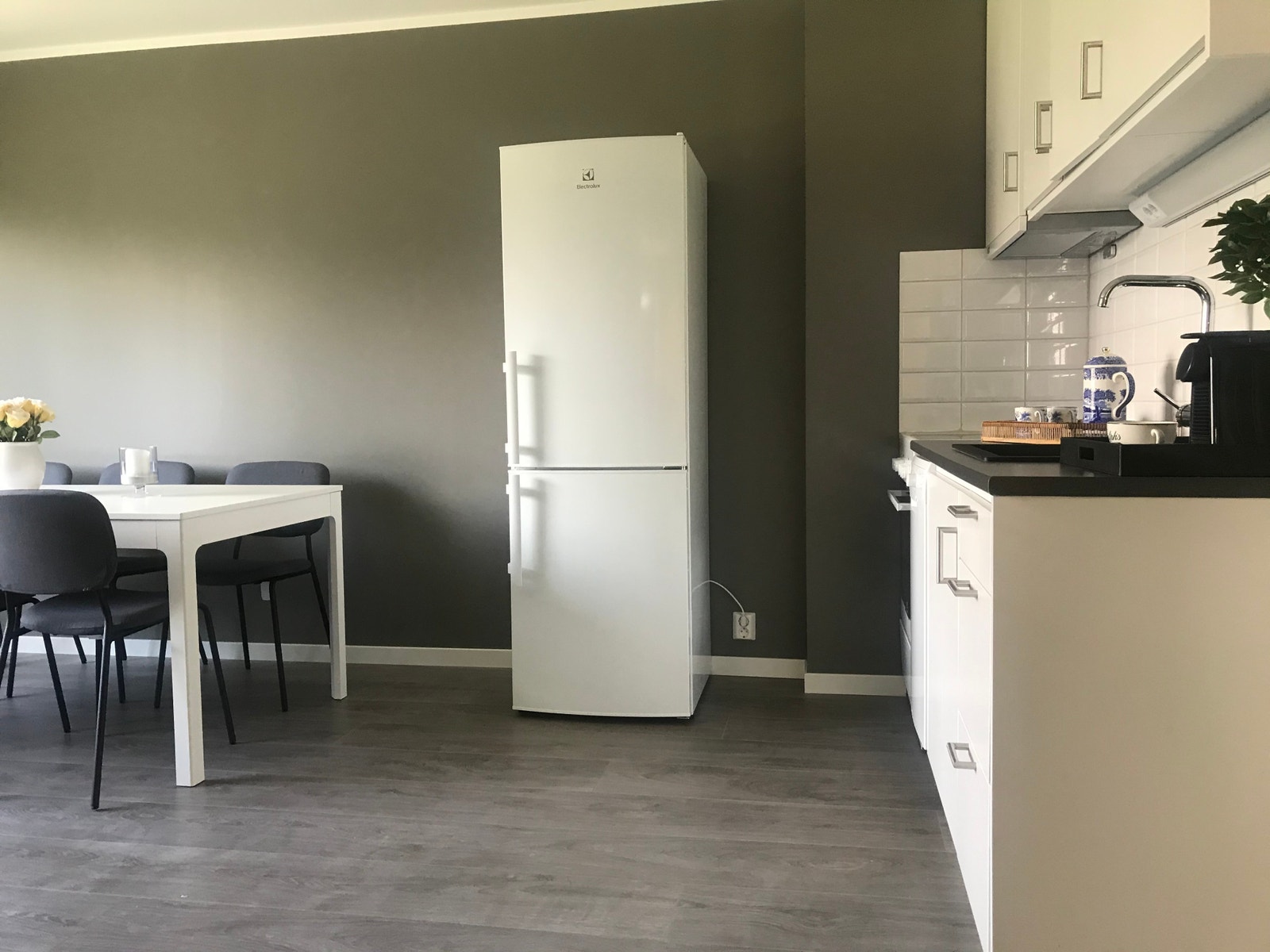 Velkommen til Blåsbortveien 2, 0873 Oslo, Nyere renovert leilighet med 4 soverom, nytt kjøkken, nytt bad med vask/tørk maskin, nytt elektrisk opplegg. Hvitevarer på kjøkken medfølger. Galleribilde