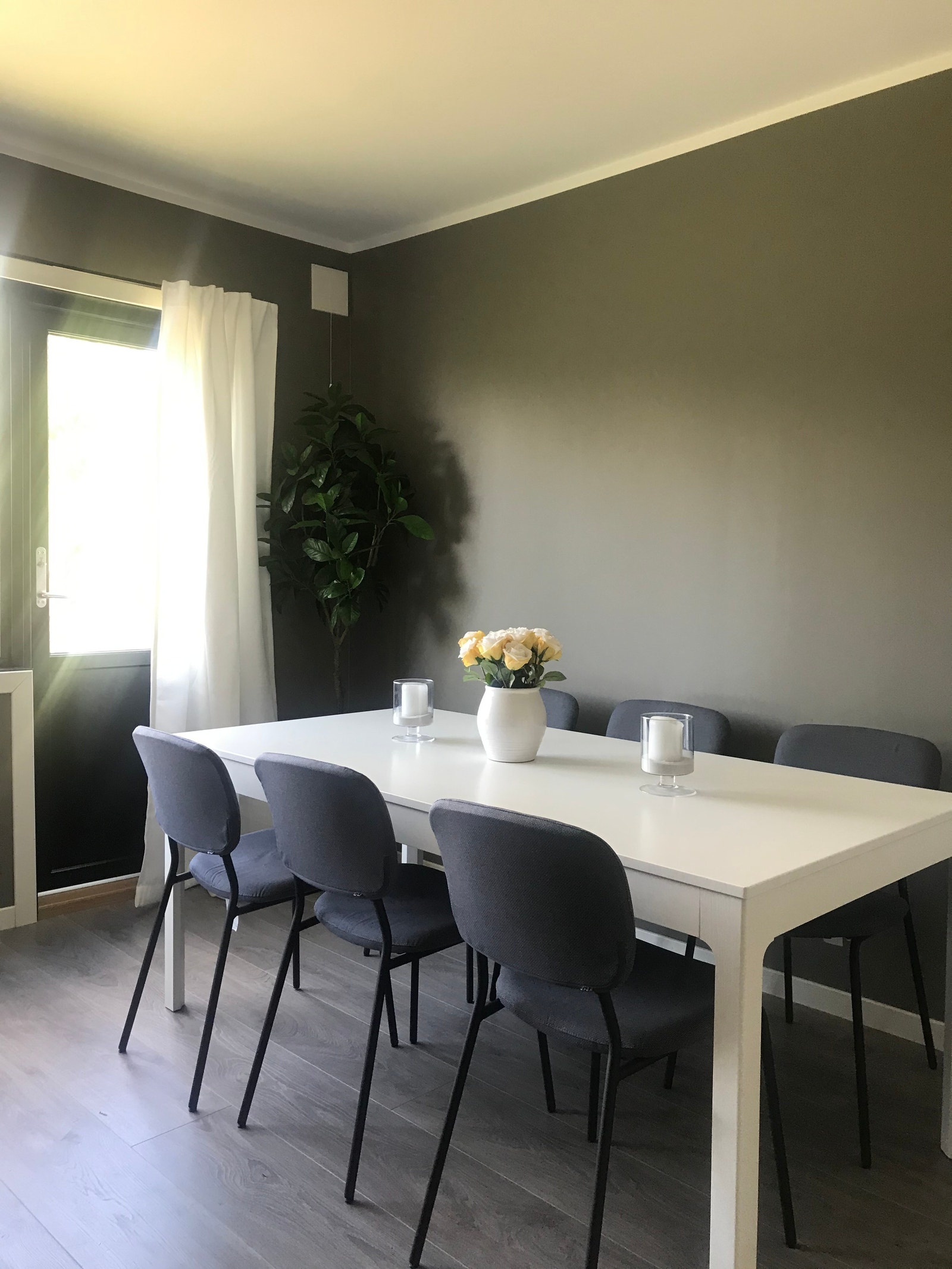 Velkommen til Blåsbortveien 2, 0873 Oslo, Nyere renovert leilighet med 4 soverom, nytt kjøkken, nytt bad med vask/tørk maskin, nytt elektrisk opplegg. Møblene som vist på bildet, følger med. Galleribilde