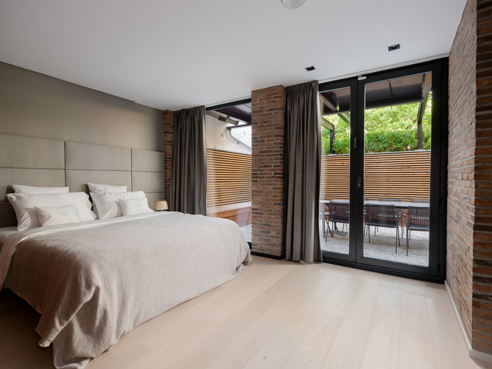 Gjesterommet har direkte tilgang til en skjermet uteplass. Galleribilde