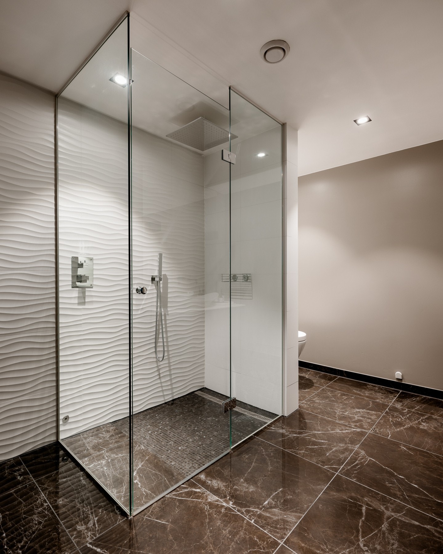 Tilhørende hovedsoverommet har du et stort og delikat baderom med både dusj og badekar. Galleribilde