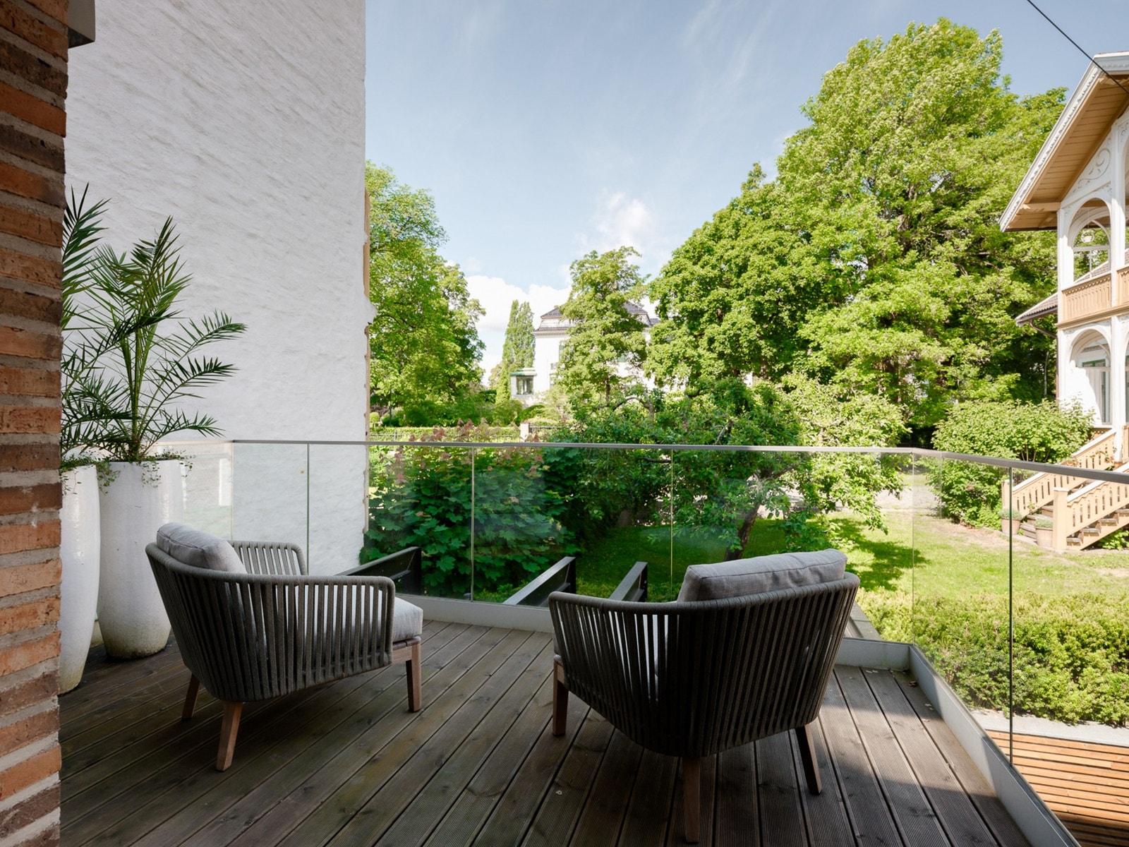 Her får du flotte, solrike uteområder med utsikt mot grøntareal og et klassisk hus. Galleribilde