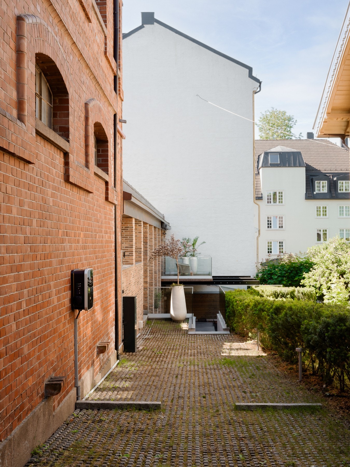Solheimgata 4B er en bolig med rik historie og ettertraktet beliggenhet på Frogner. Må oppleves! Utenfor er det oppstillingsplass til bil. Galleribilde