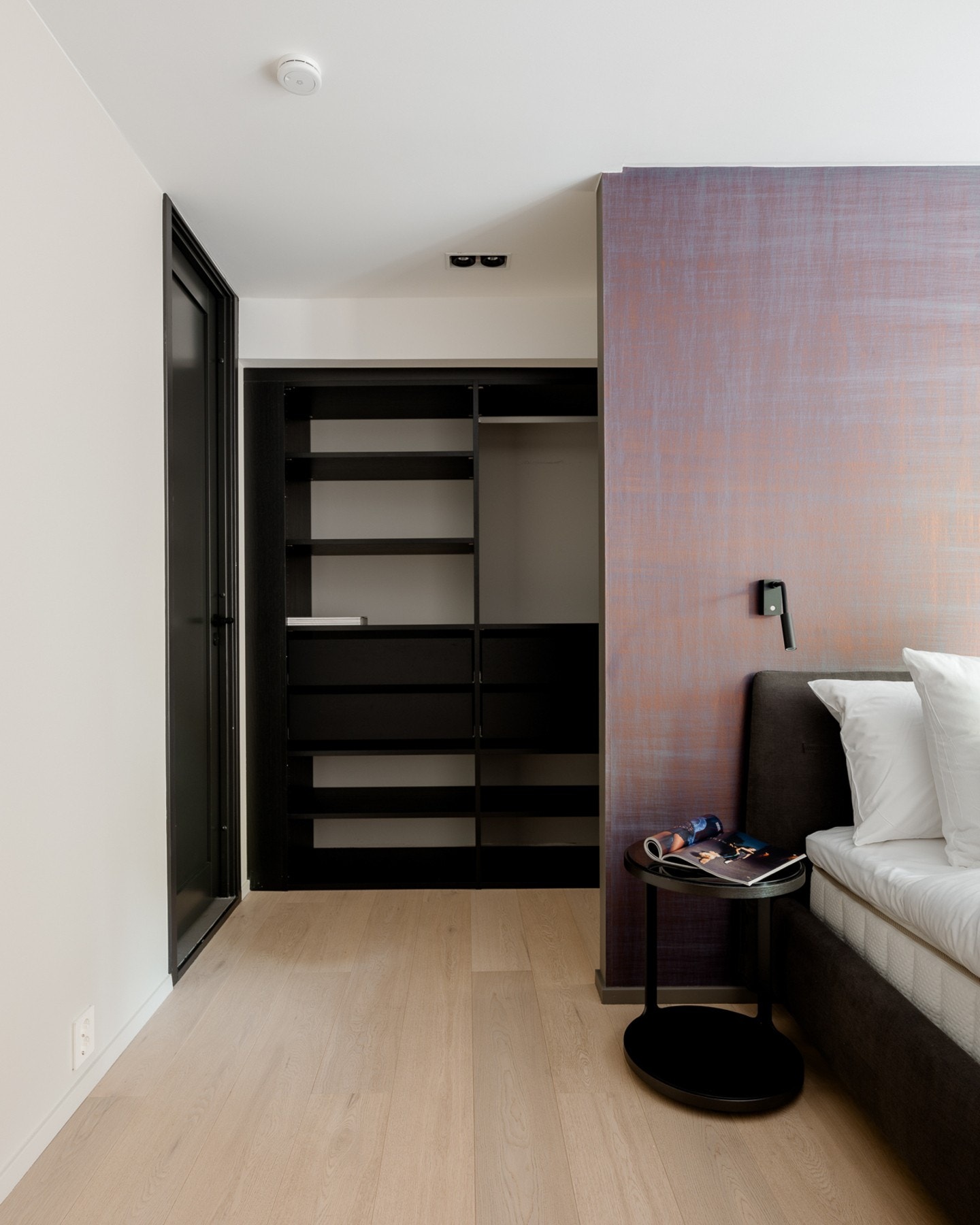 På hovedsoverommet har du en praktisk garderobeløsning bak senga. Galleribilde