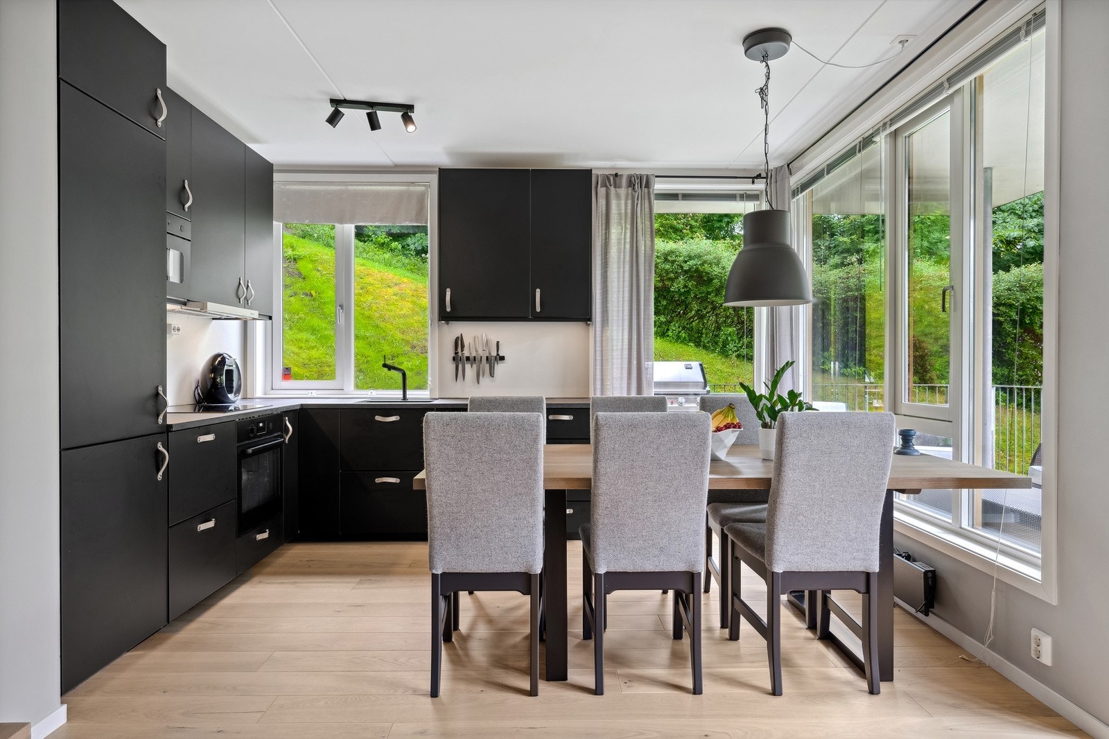 Lekkert kjøkken med god plass til spisebord. Integrerte hvitevarer. Galleribilde