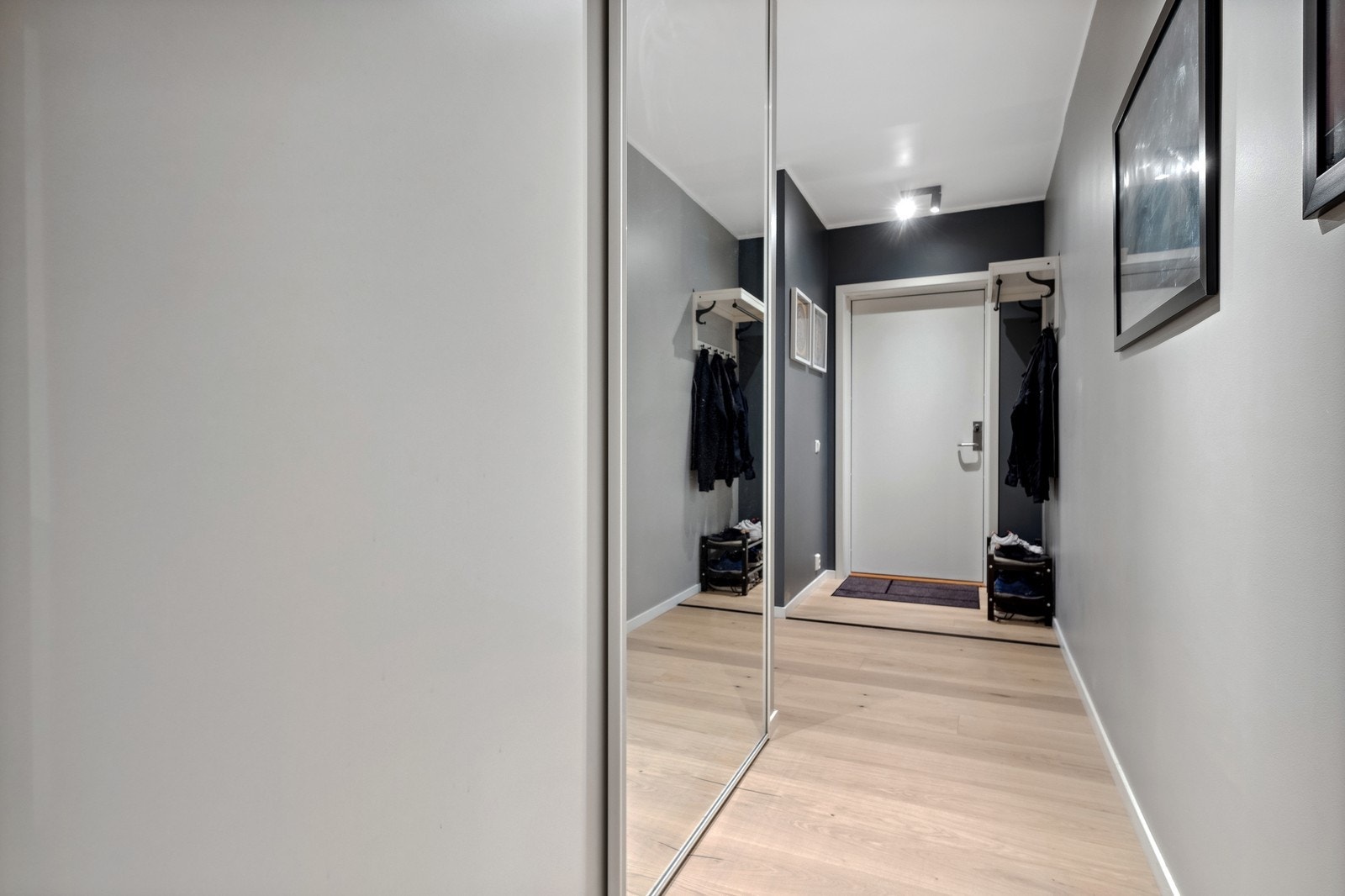 Entré med skyvedørsgarderobe. Galleribilde