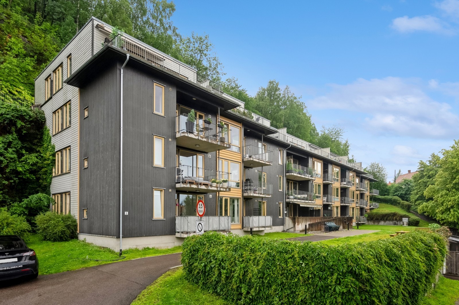 Leiligheten ligger på borterste ende som gir en skjermet beliggenhet. Galleribilde