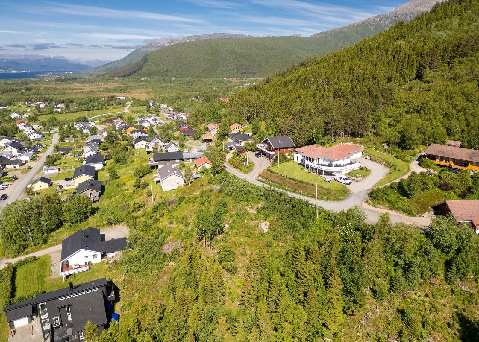 Tomta ligger i umiddelbar nærhet til flotte turområder ved sjøen og i mark og fjell, både sommer og vinterstid Galleribilde