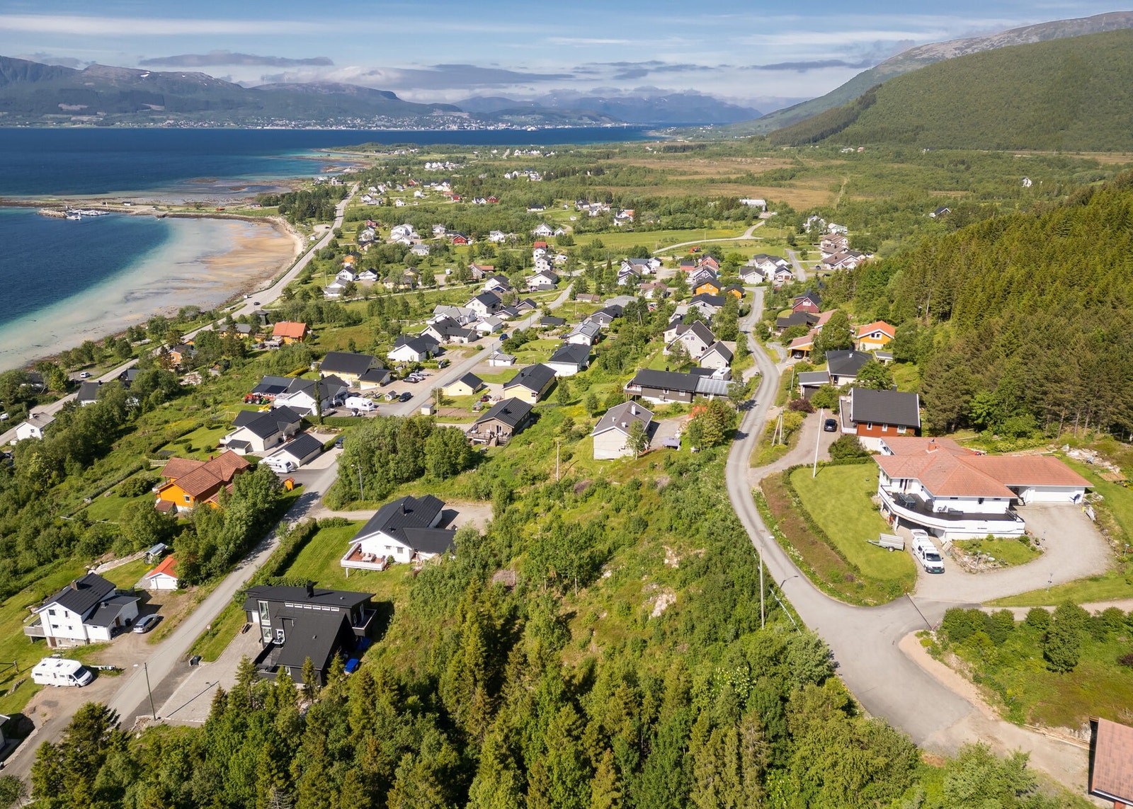 Bygda har bl.a. kafe/pub, frisør, bensinstasjon med Diner, golfbane, idrettslag, flere båthavner, samfunnshus og kaffebrenneri, for å nevne noe Galleribilde