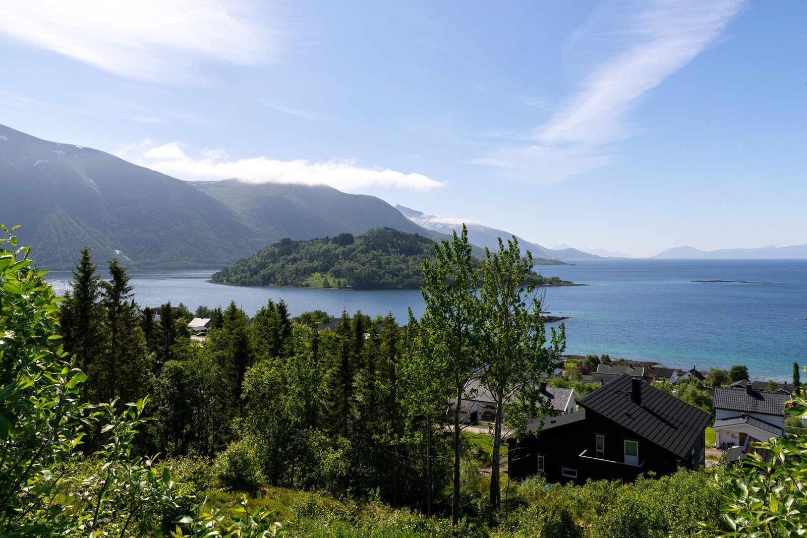 Fra boligen vil du få panoramautsikt mot sjø og fjell, samt god solgang Galleribilde