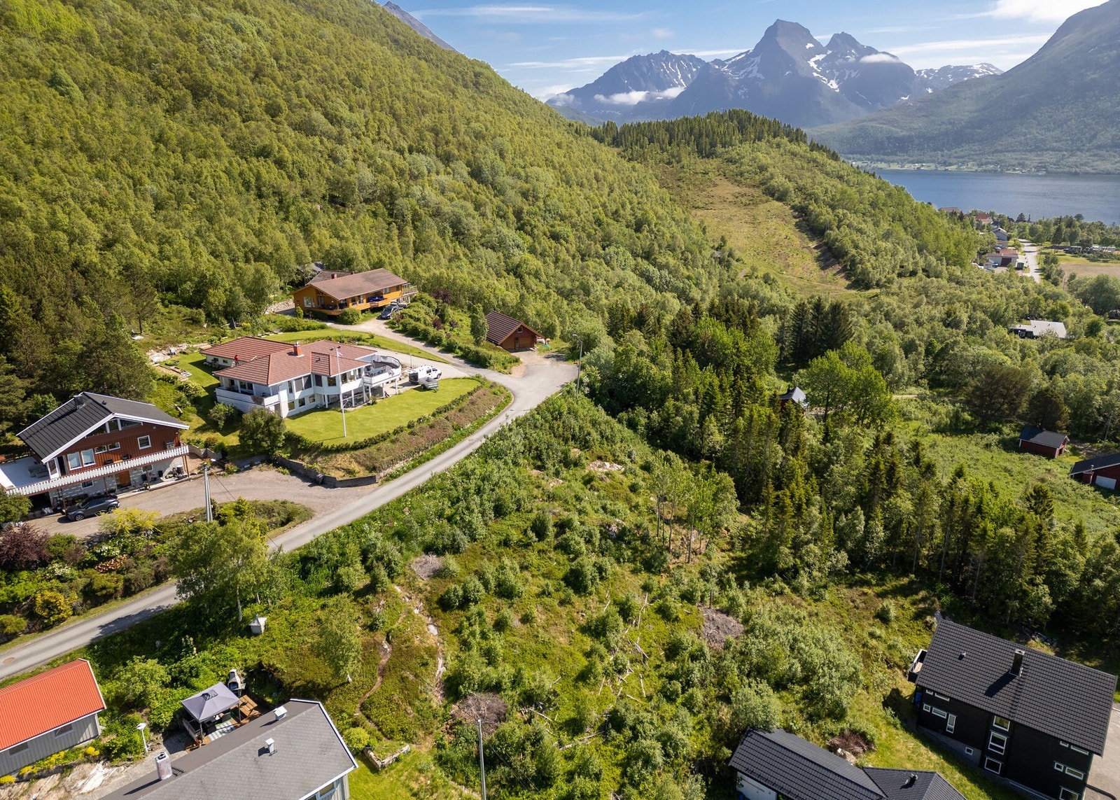 Her kan du bygge bolig med sørvestvendt hovedfasade med meget gode sol- og utsiktsforhold Galleribilde