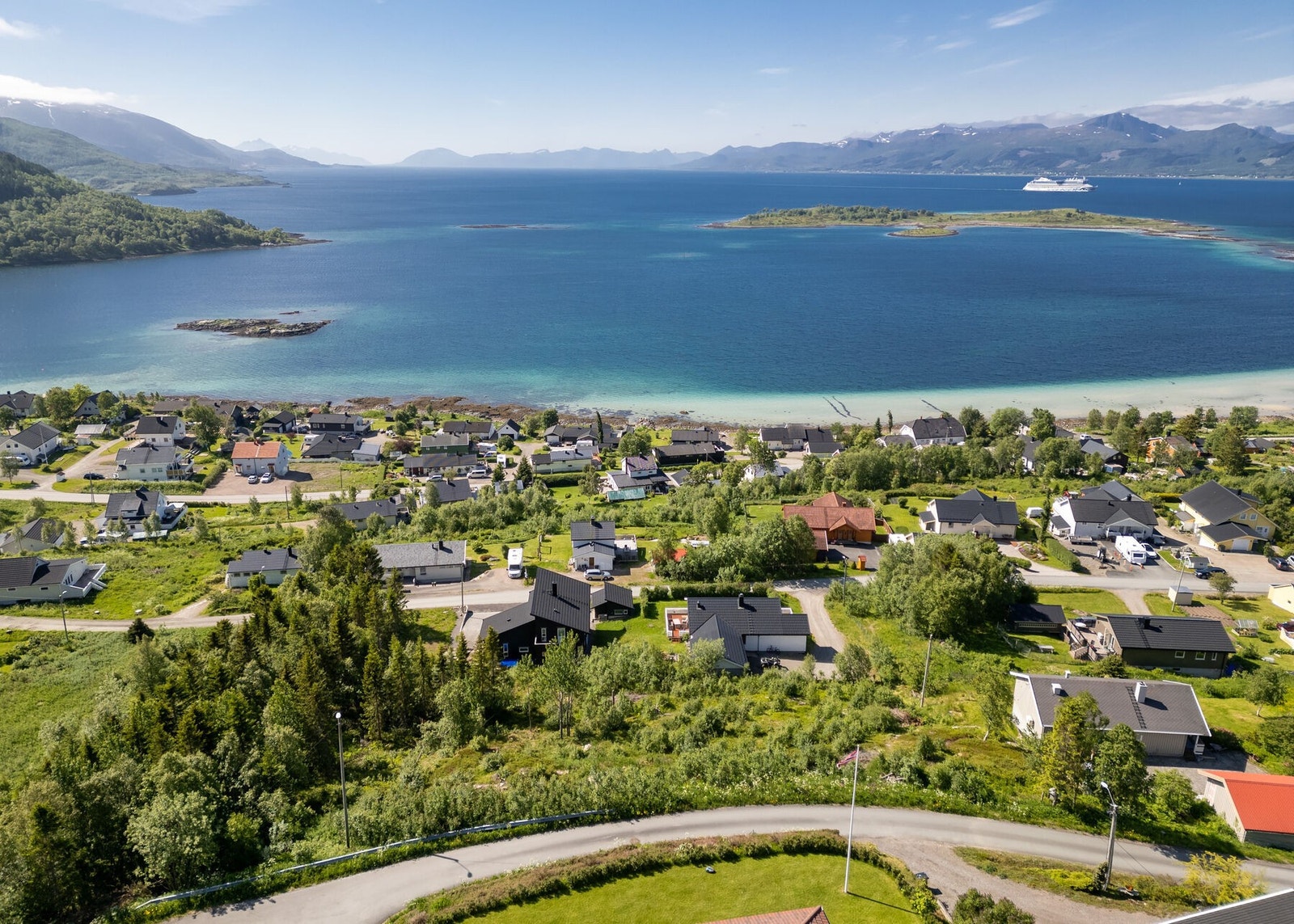 Granliveien | Sigerfjord | Solrik utsiktstomt i rolige og barnevennlige omgivelser med panoramautsikt mot sjø og fjell. Foto: Lunde Images AS Galleribilde