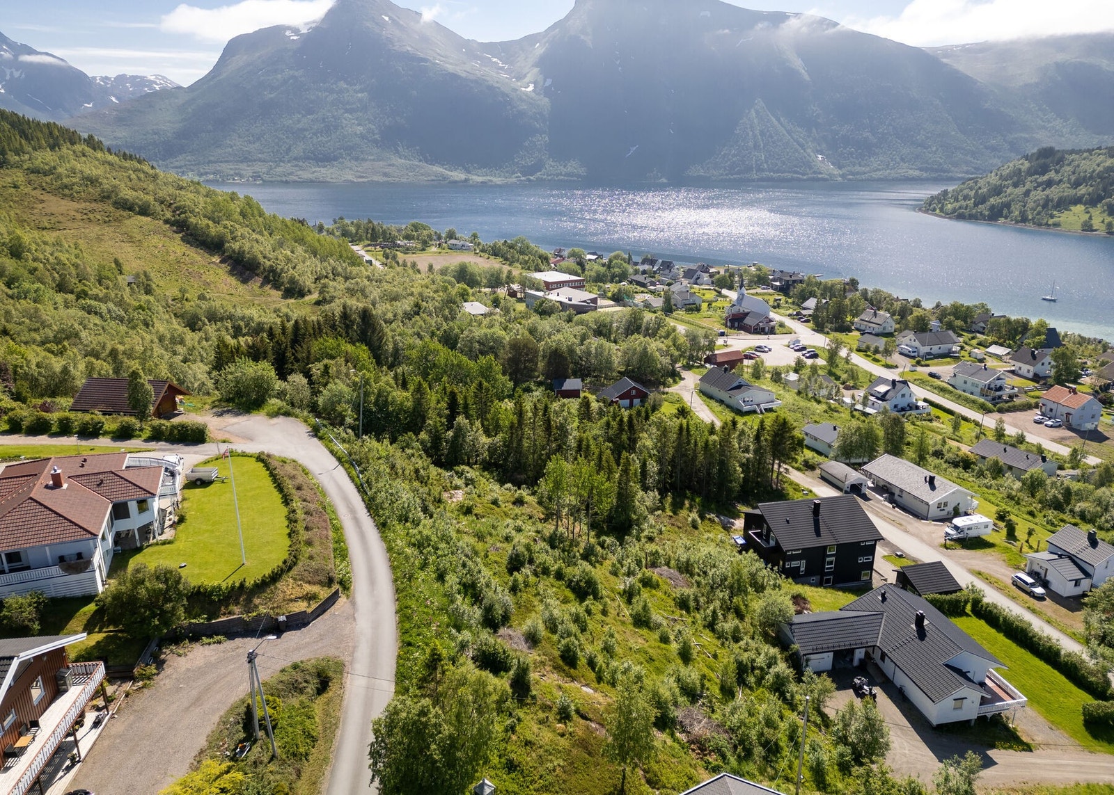 Rishaugen er et rolig og barnevennlig område med gangavstand til skole og barnehage. Tomten ligger i enden av Granliveien - en blindvei med lite trafikk Galleribilde