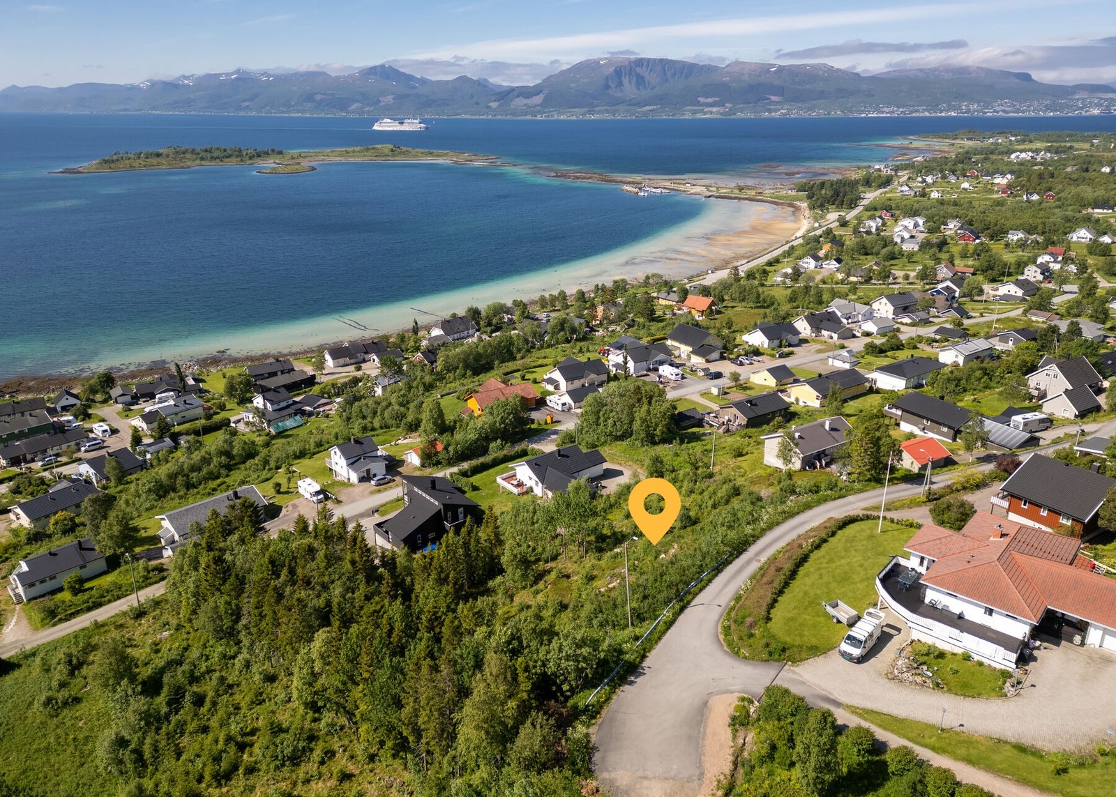 Tomten på 965,6 m² ligger høyt i terrenget og er skrående mot sørvest Galleribilde