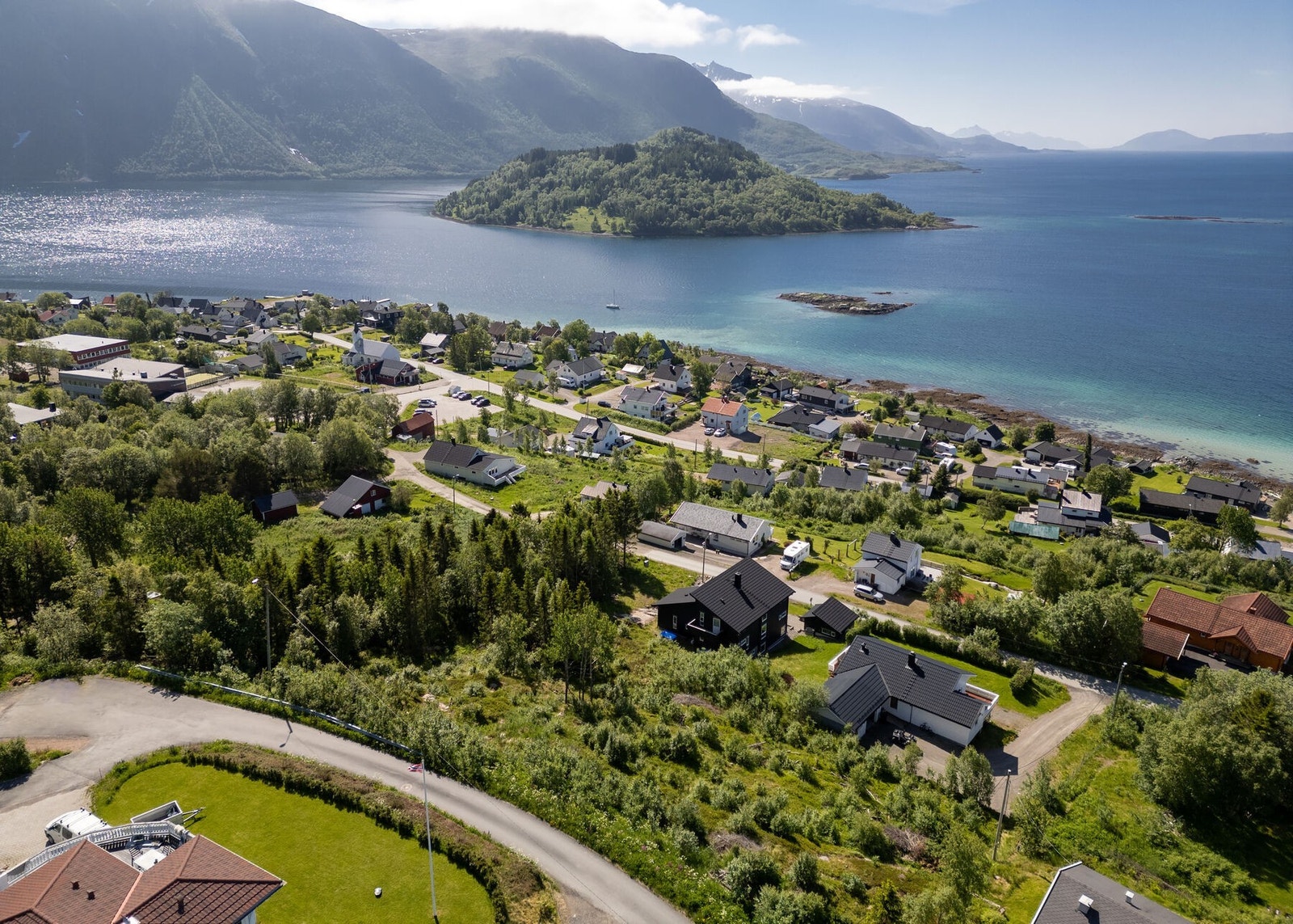 Det er ca. 10 km/13 minutter å kjøre til Sortland sentrum hvor du finner alt av sentrumsfasiliteter Galleribilde