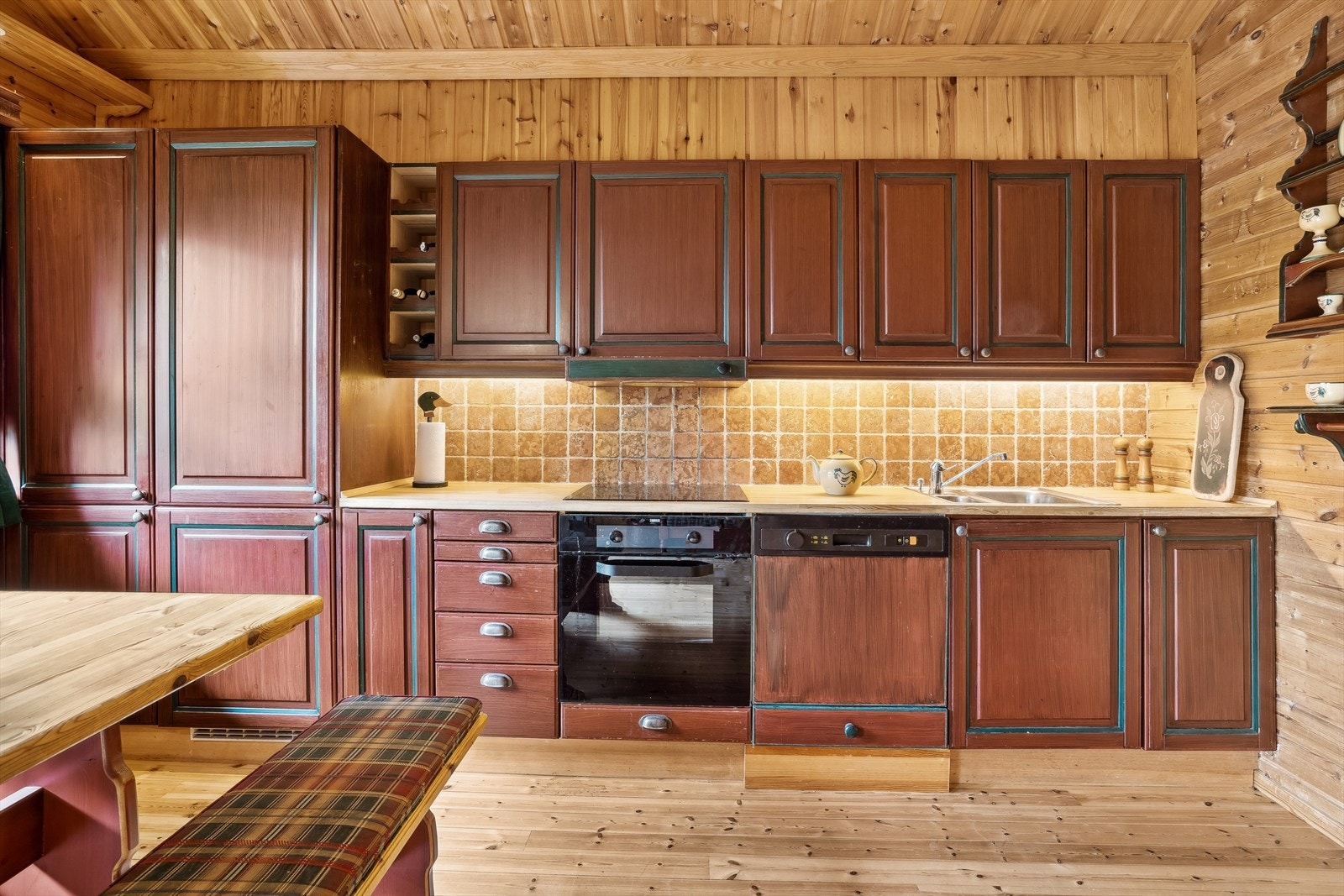 Kjøkken med en god del praktiske løsninger og det nok om skapplass Galleribilde