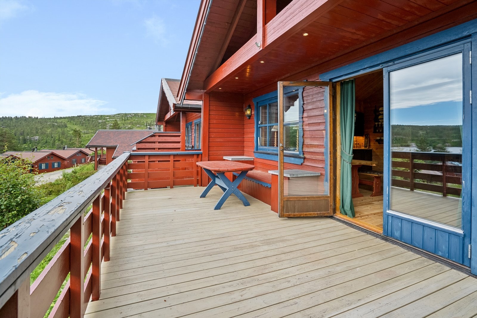 Her har du flott utsikt mot alpinbakken og innsjøen Galleribilde