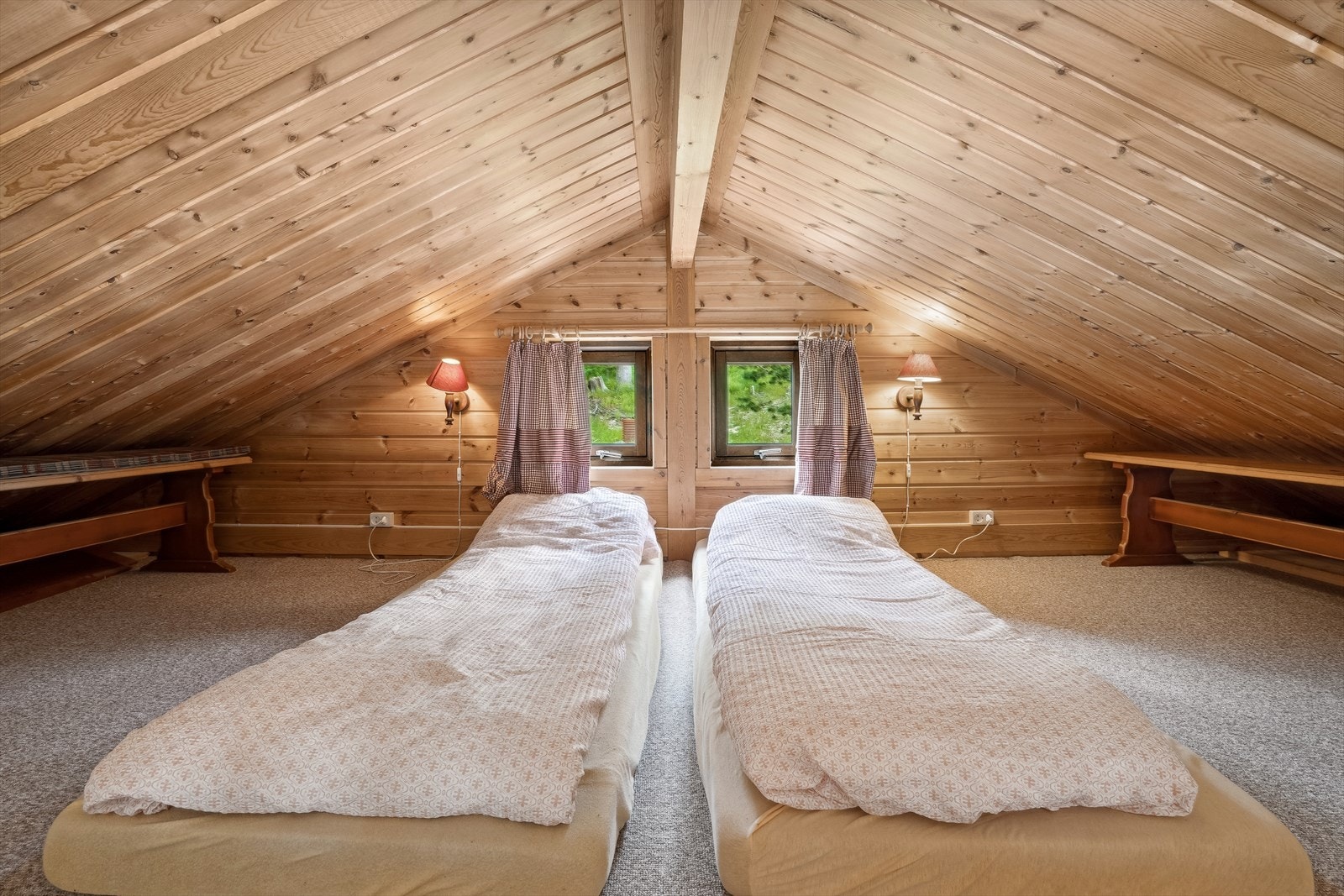 Her har du en hems med 18 kvm gulvflate, dog lavt i tak for så å si alle mann Galleribilde