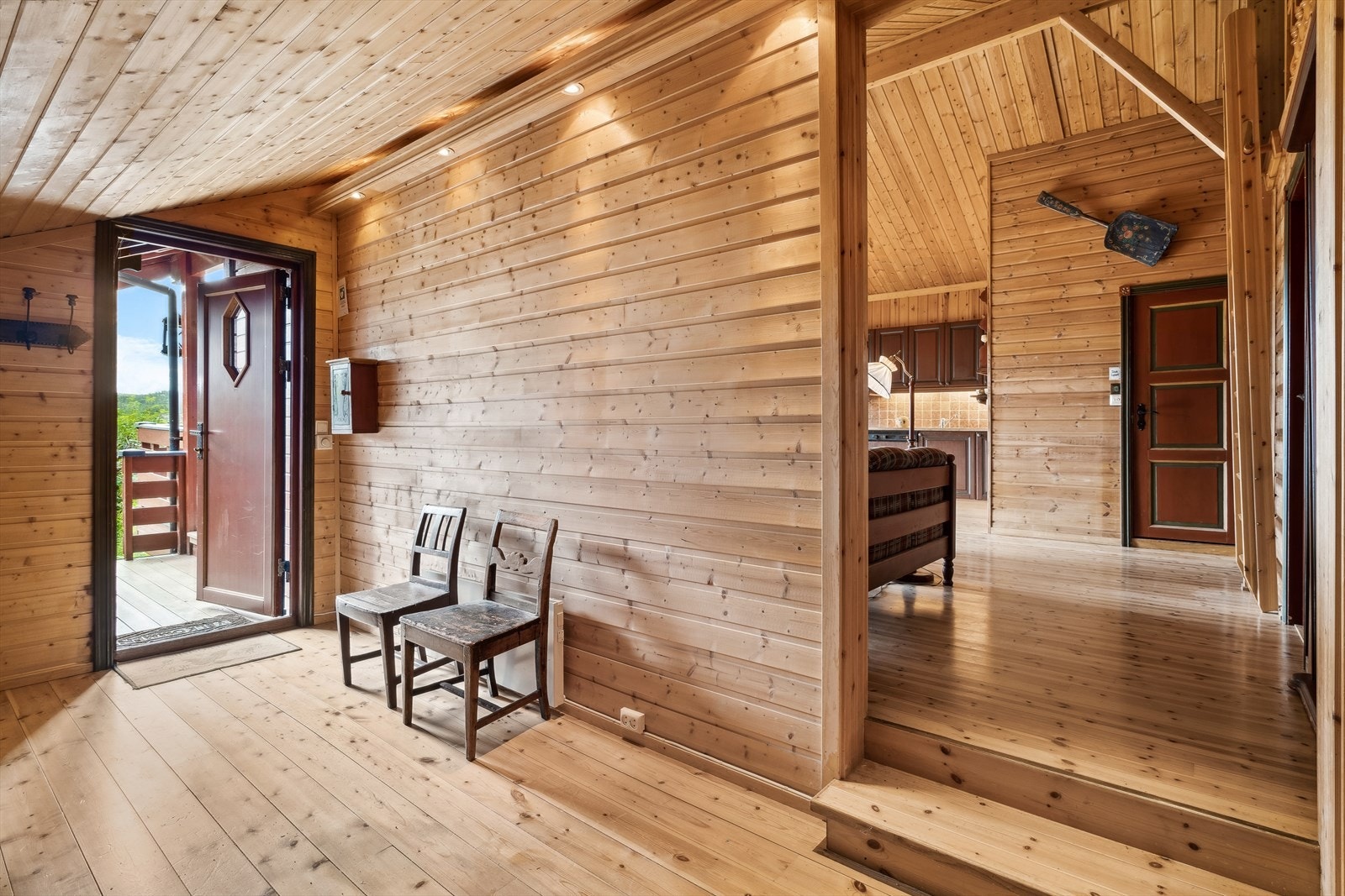 Det er en romslig gang med plass til hele familien å henge av seg tøy fra turen Galleribilde