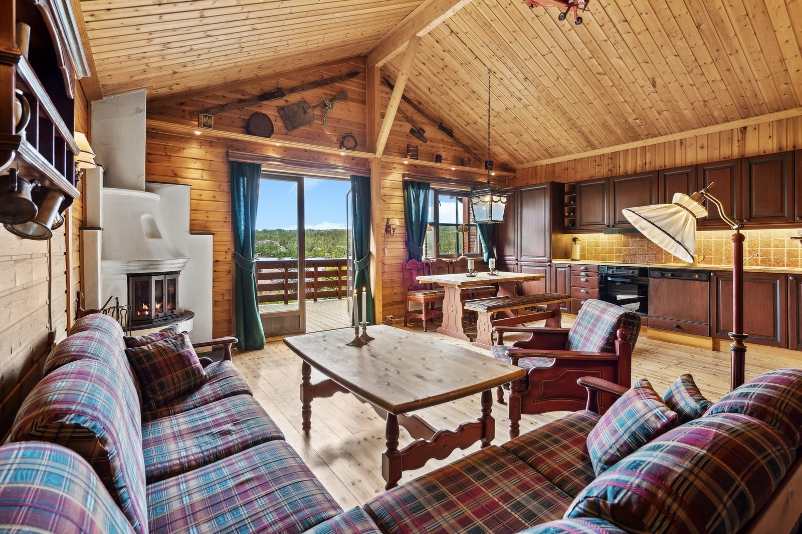 Dette er innredet akkurat sånn som en hytte skal innredes Galleribilde