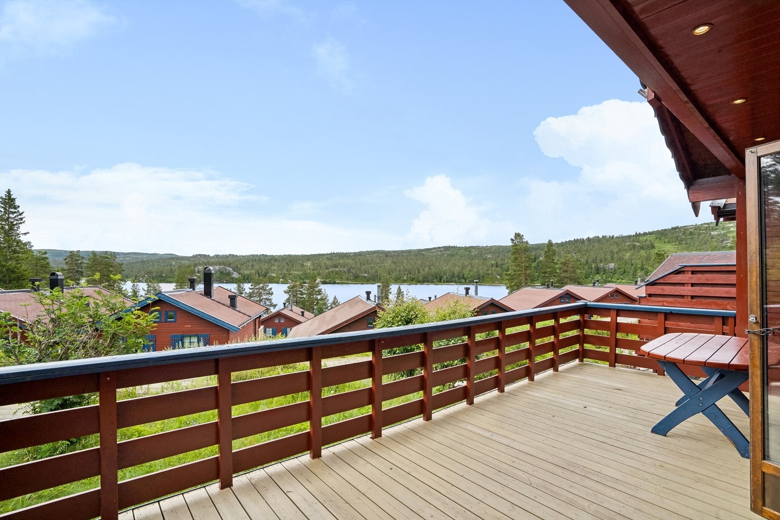 I Sandvatnet er det både bad- og fiskemuligheter for den aktive Galleribilde