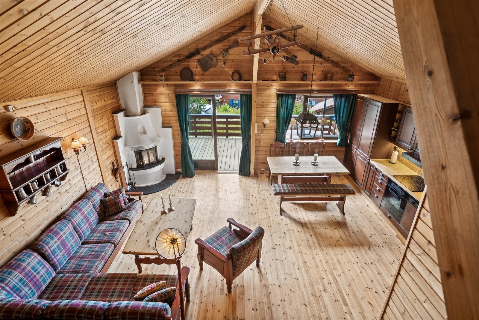 Stuen er innredet praktisk og åpent for å samle hele familien til nesten enhver tid Galleribilde