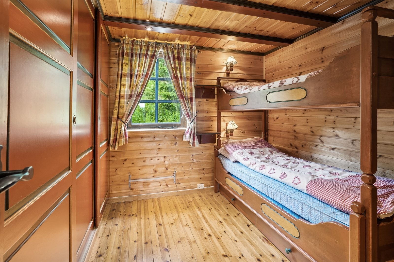 Soverom 2 har god plass det også med masse skaper og en køyeseng Galleribilde