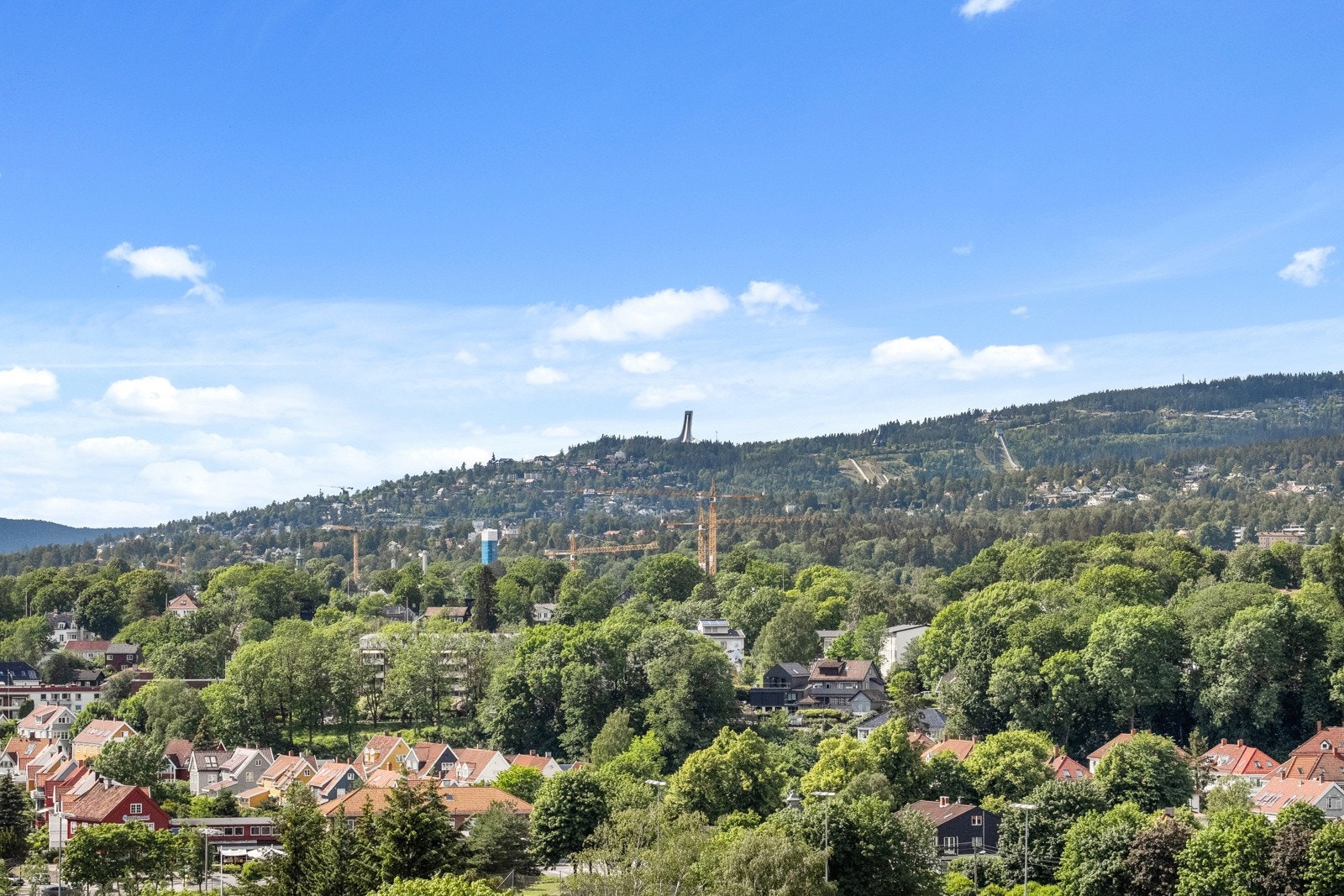 Her bor du høyt og fritt uten innsyn og med fantastisk flott utsikt over byen og mot Holmenkollen i vest. Galleribilde