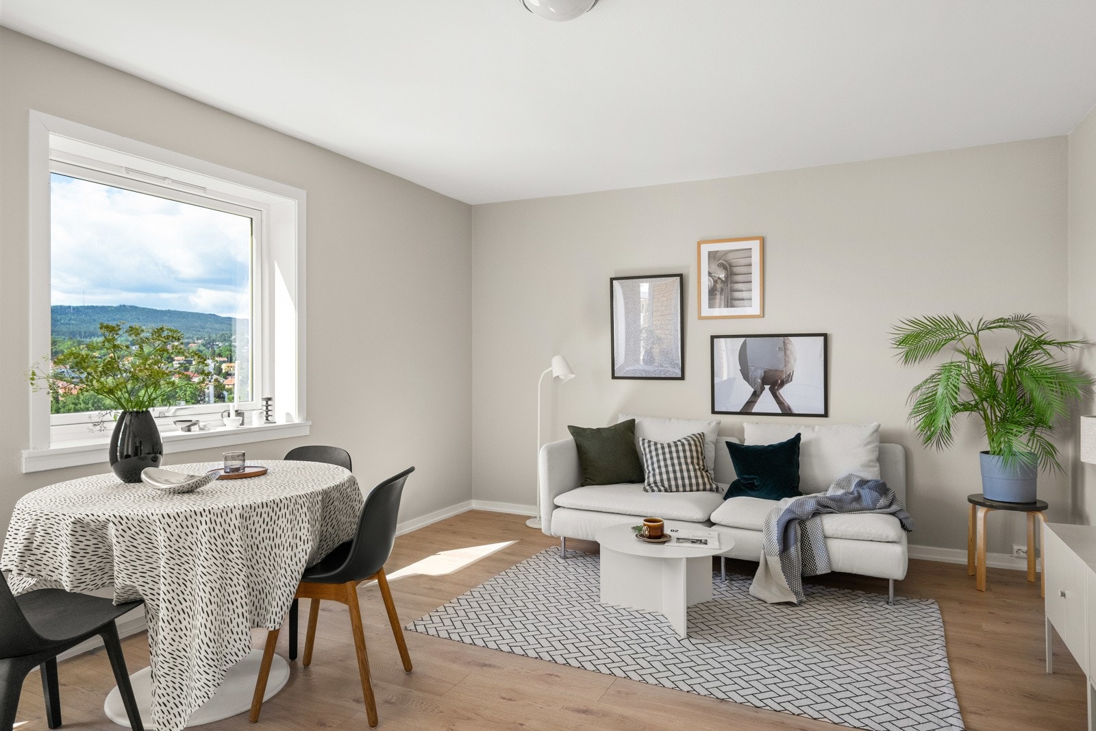 Stuen er det naturlige oppholdsrommet i leiligheten, og er et lyst, fint og luftig rom. Galleribilde