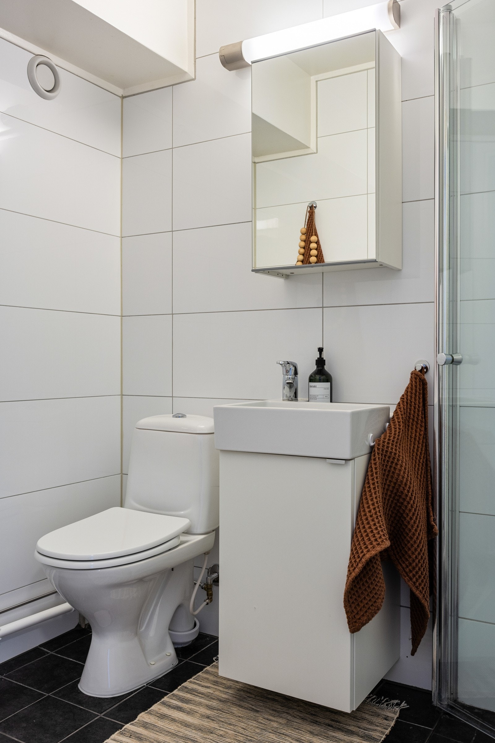 Leiligheten har et lyst og moderne baderom som ble pusset opp i 2016. Baderommet har mørke fliser på gulv med varmekabler, hvite fliser på veggene og mekanisk avtrekk. Galleribilde