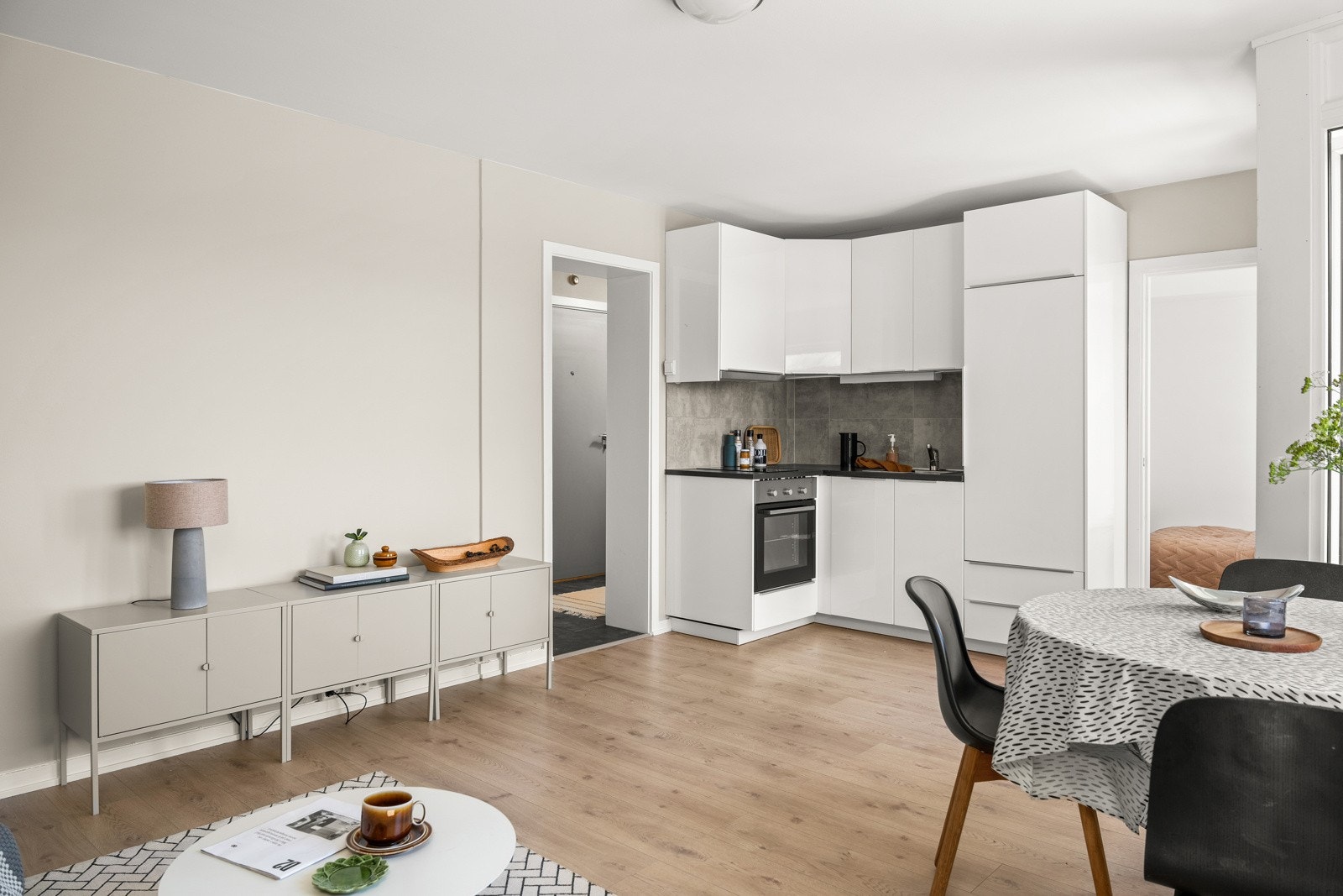 Stuen er enkel å møblere med både sofagruppe med salongbord, mediemøblement og et spisebord. Galleribilde