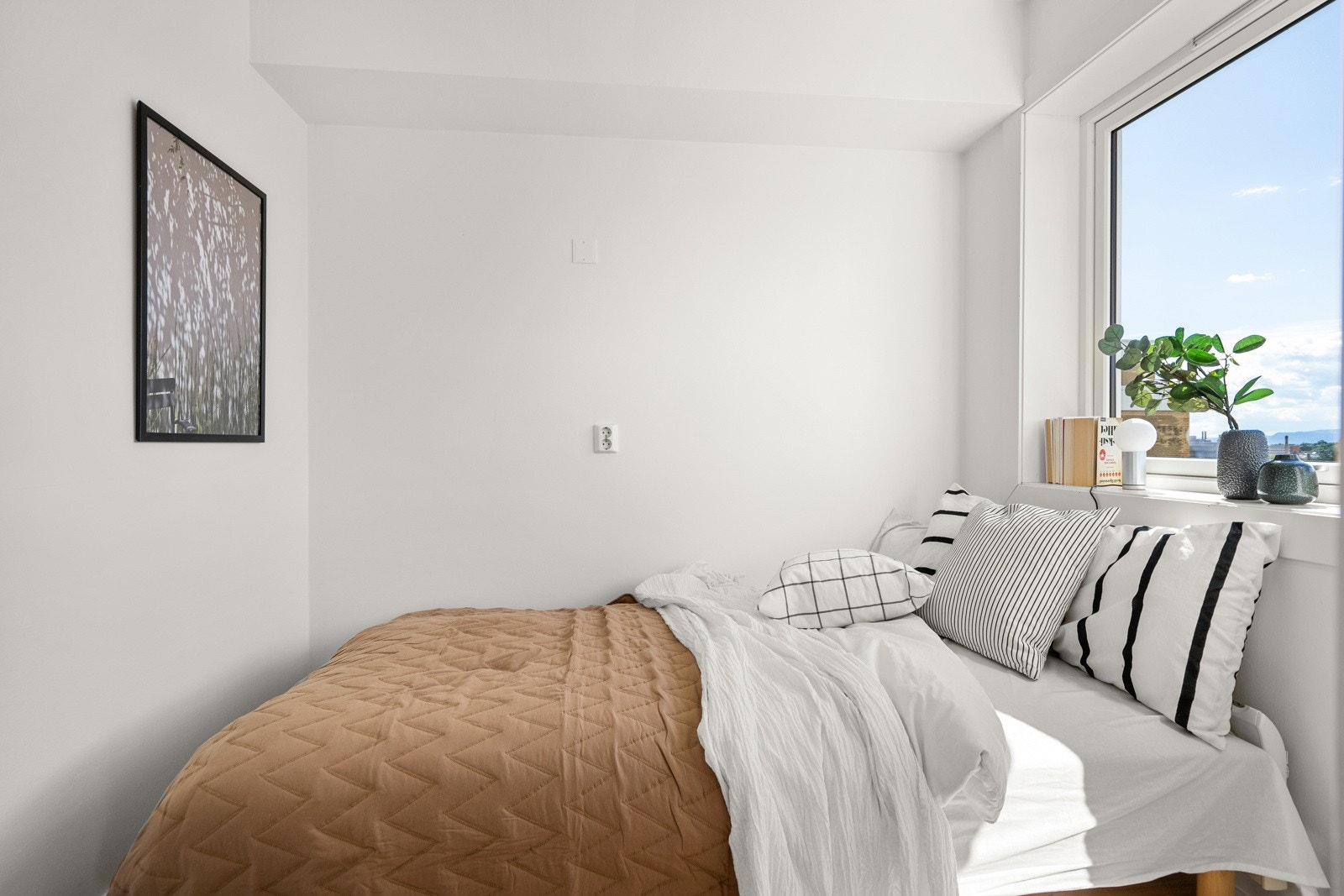 Soverommet har god standard med pen enstavs laminat på gulv og glatte lysmalte overflater. Galleribilde