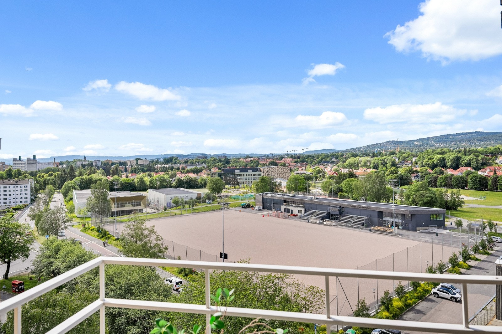 Her sitter du høyt, fritt og solrikt med nydelig utsikt over byen. Galleribilde